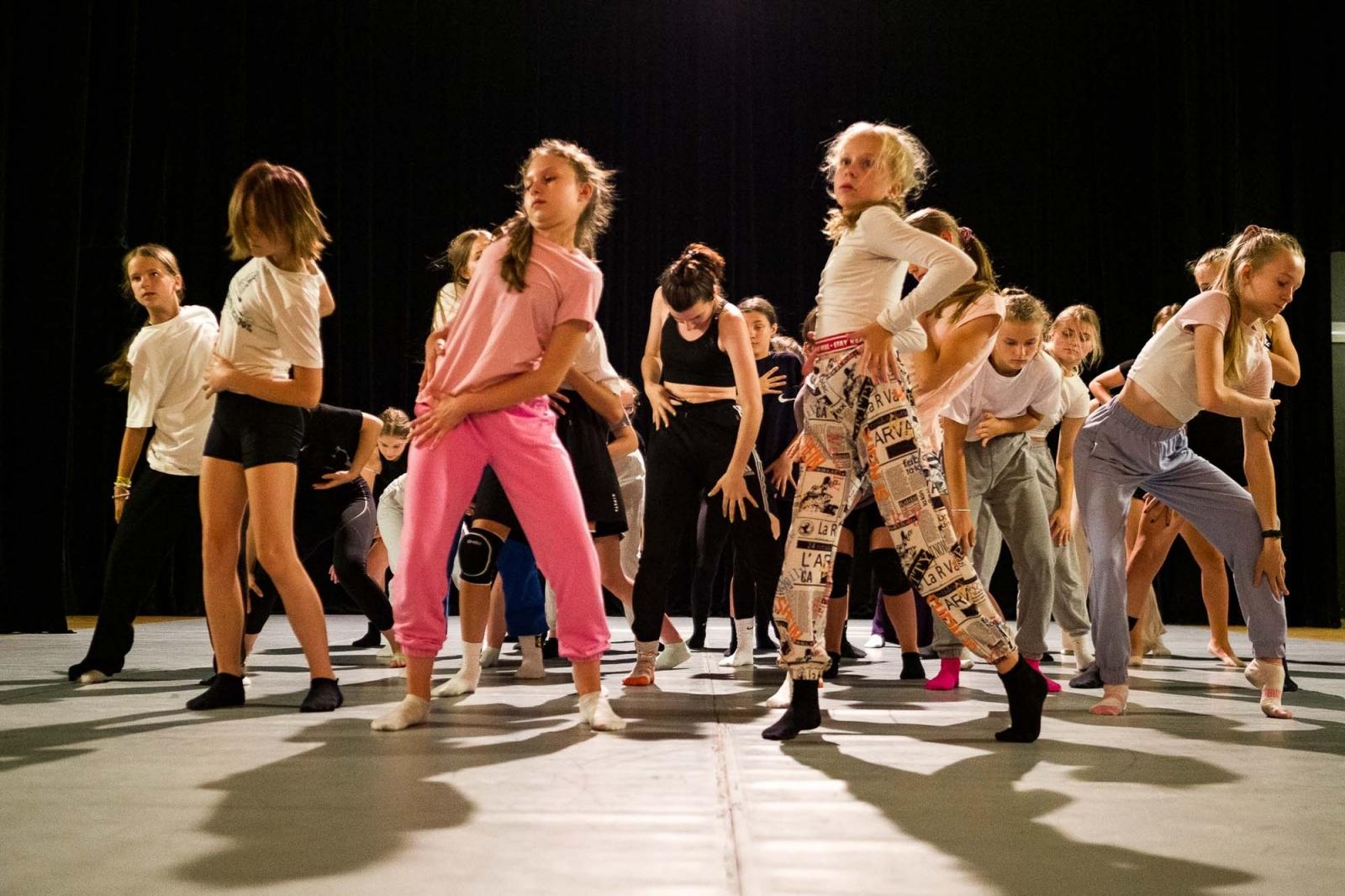 Zdjęcie w galerii na portalu naszraciborz.pl: Kolory życia. Dwudniowe polsko-czeskie warsztaty taneczne w RCK [FOTO] wiadomości z regionu