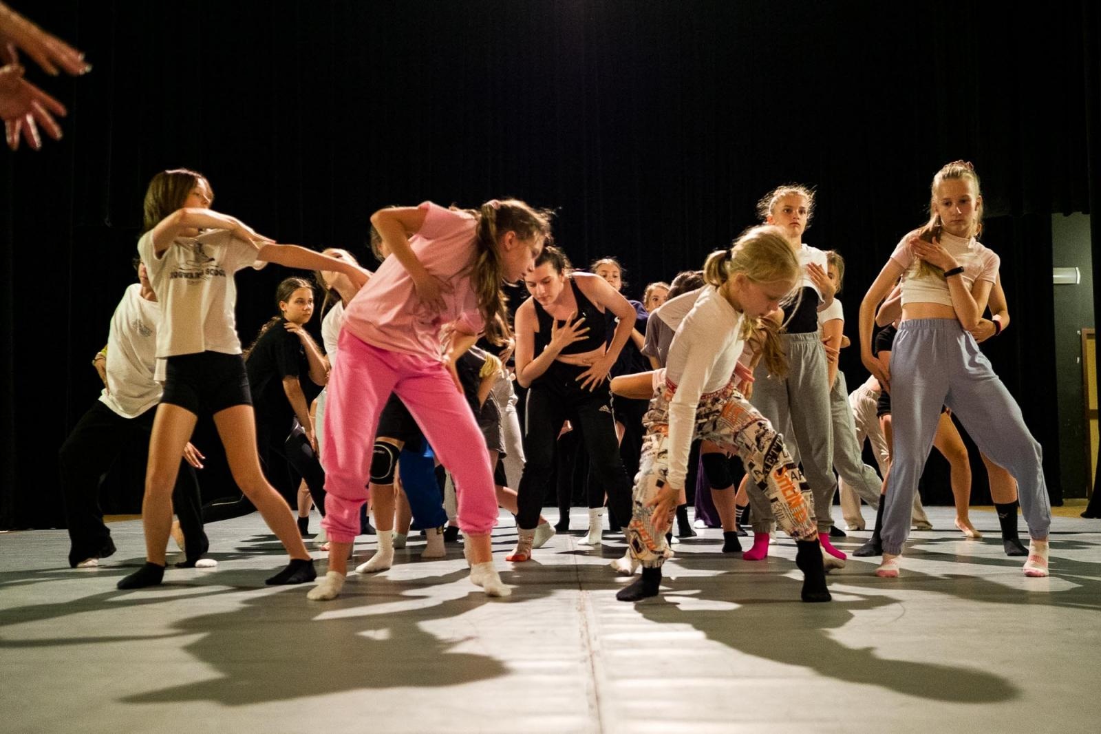 Zdjęcie w galerii na portalu naszraciborz.pl: Kolory życia. Dwudniowe polsko-czeskie warsztaty taneczne w RCK [FOTO] wiadomości z regionu