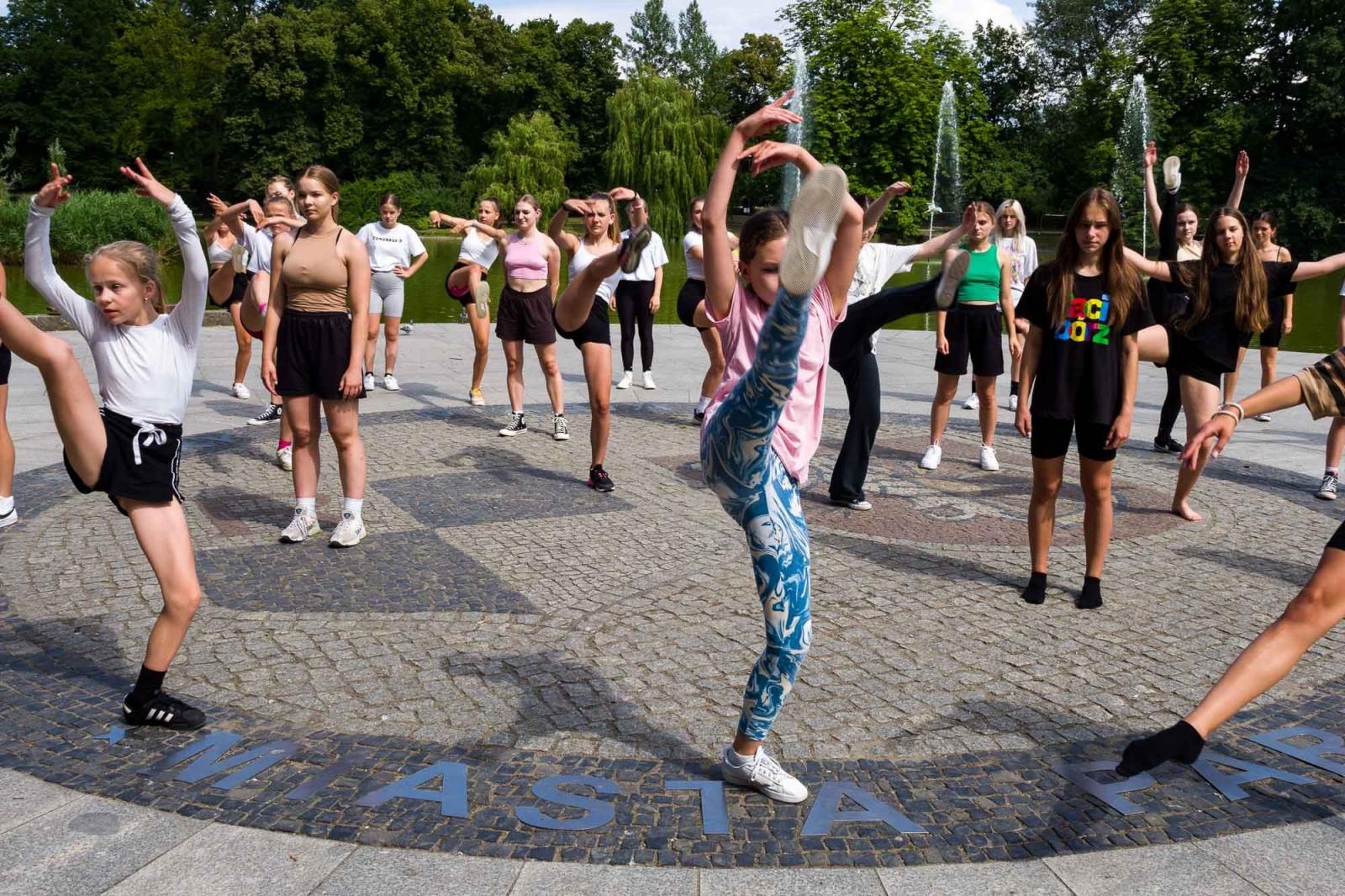 Zdjęcie w galerii na portalu naszraciborz.pl: Kolory życia. Dwudniowe polsko-czeskie warsztaty taneczne w RCK [FOTO] wiadomości z regionu