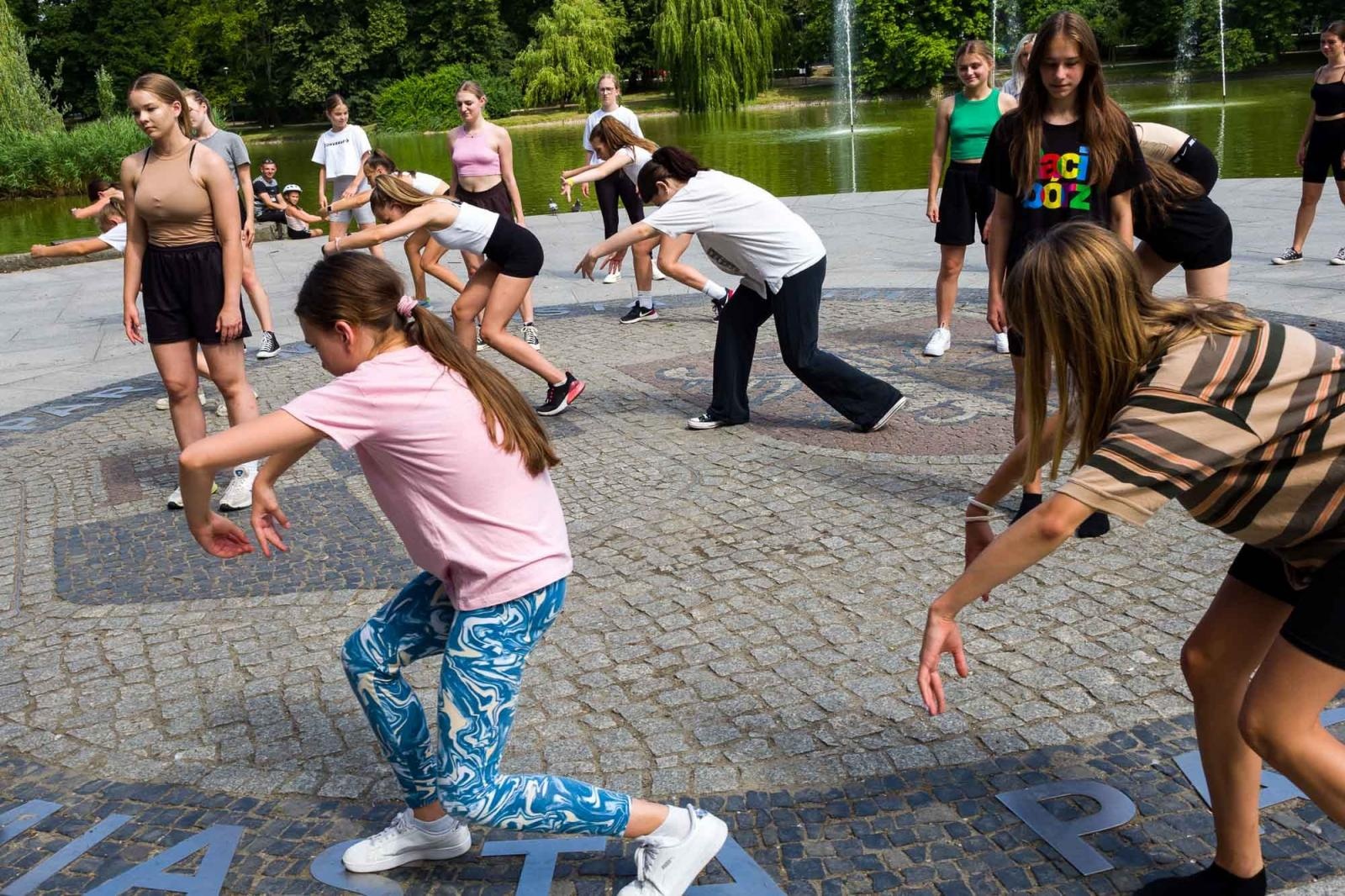 Zdjęcie w galerii na portalu naszraciborz.pl: Kolory życia. Dwudniowe polsko-czeskie warsztaty taneczne w RCK [FOTO] wiadomości z regionu