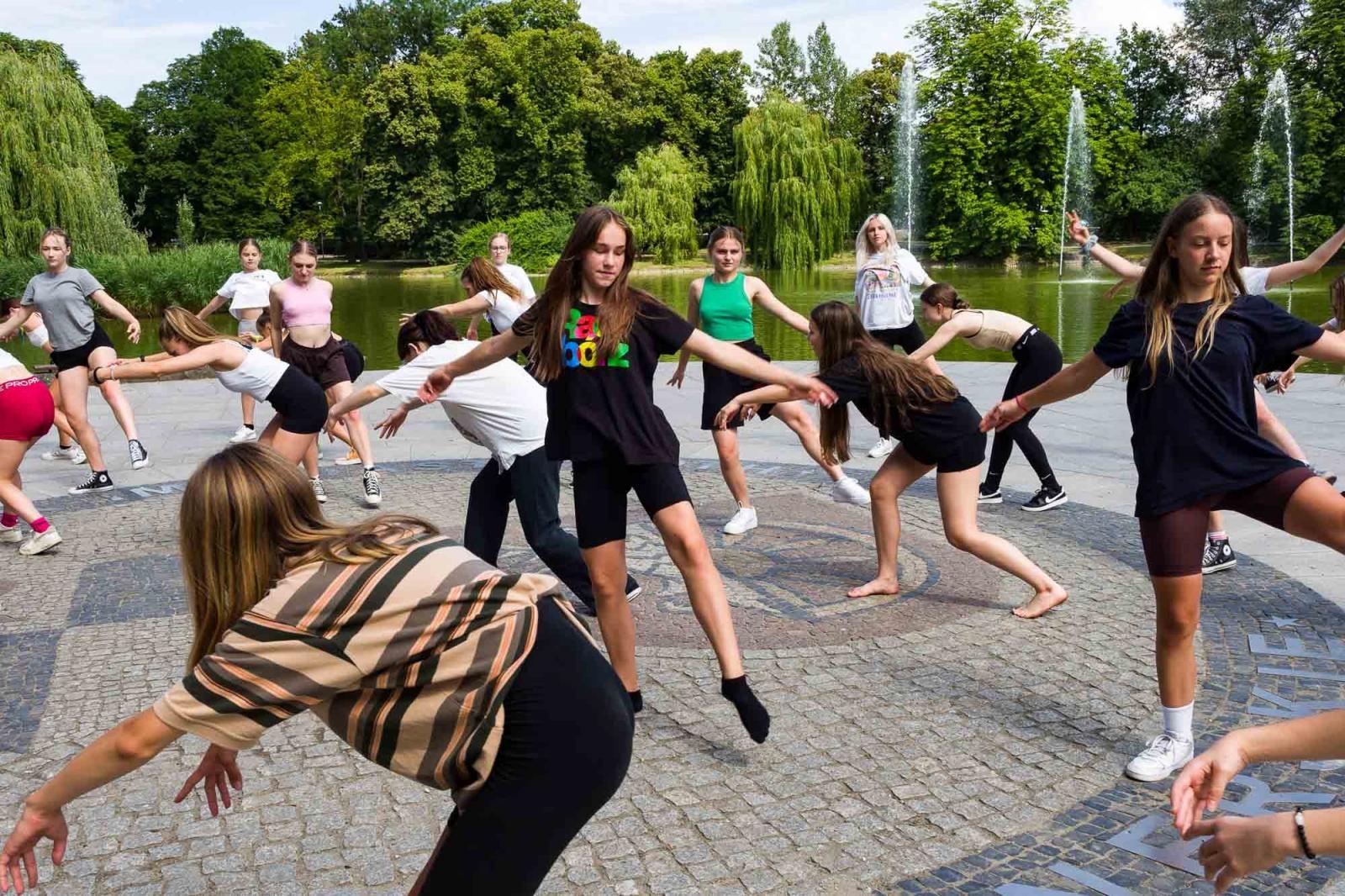 Zdjęcie w galerii na portalu naszraciborz.pl: Kolory życia. Dwudniowe polsko-czeskie warsztaty taneczne w RCK [FOTO] wiadomości z regionu