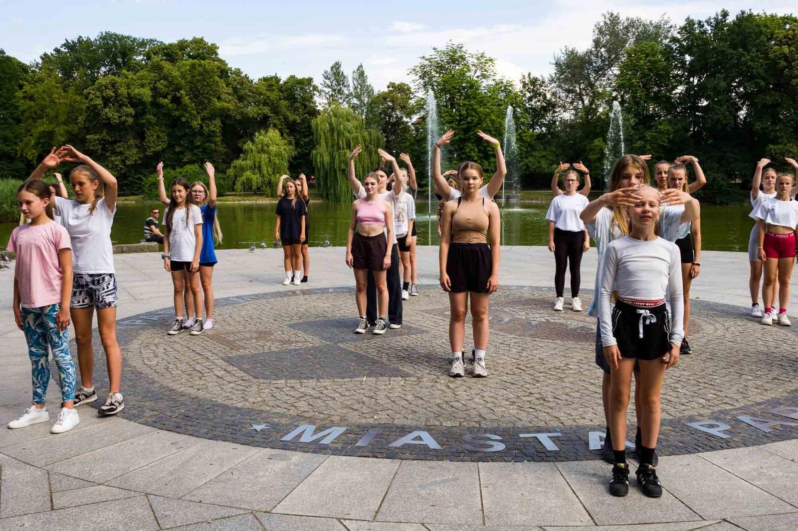 Zdjęcie w galerii na portalu naszraciborz.pl: Kolory życia. Dwudniowe polsko-czeskie warsztaty taneczne w RCK [FOTO] wiadomości z regionu