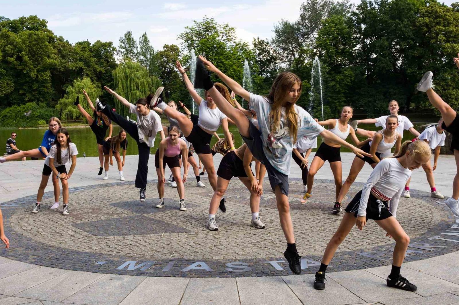 Zdjęcie w galerii na portalu naszraciborz.pl: Kolory życia. Dwudniowe polsko-czeskie warsztaty taneczne w RCK [FOTO] wiadomości z regionu