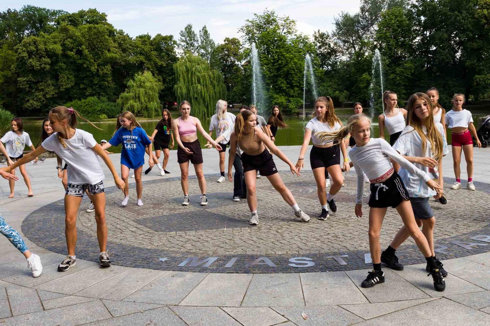 Zdjęcie w galerii na portalu naszraciborz.pl: Kolory życia. Dwudniowe polsko-czeskie warsztaty taneczne w RCK [FOTO] wiadomości z regionu