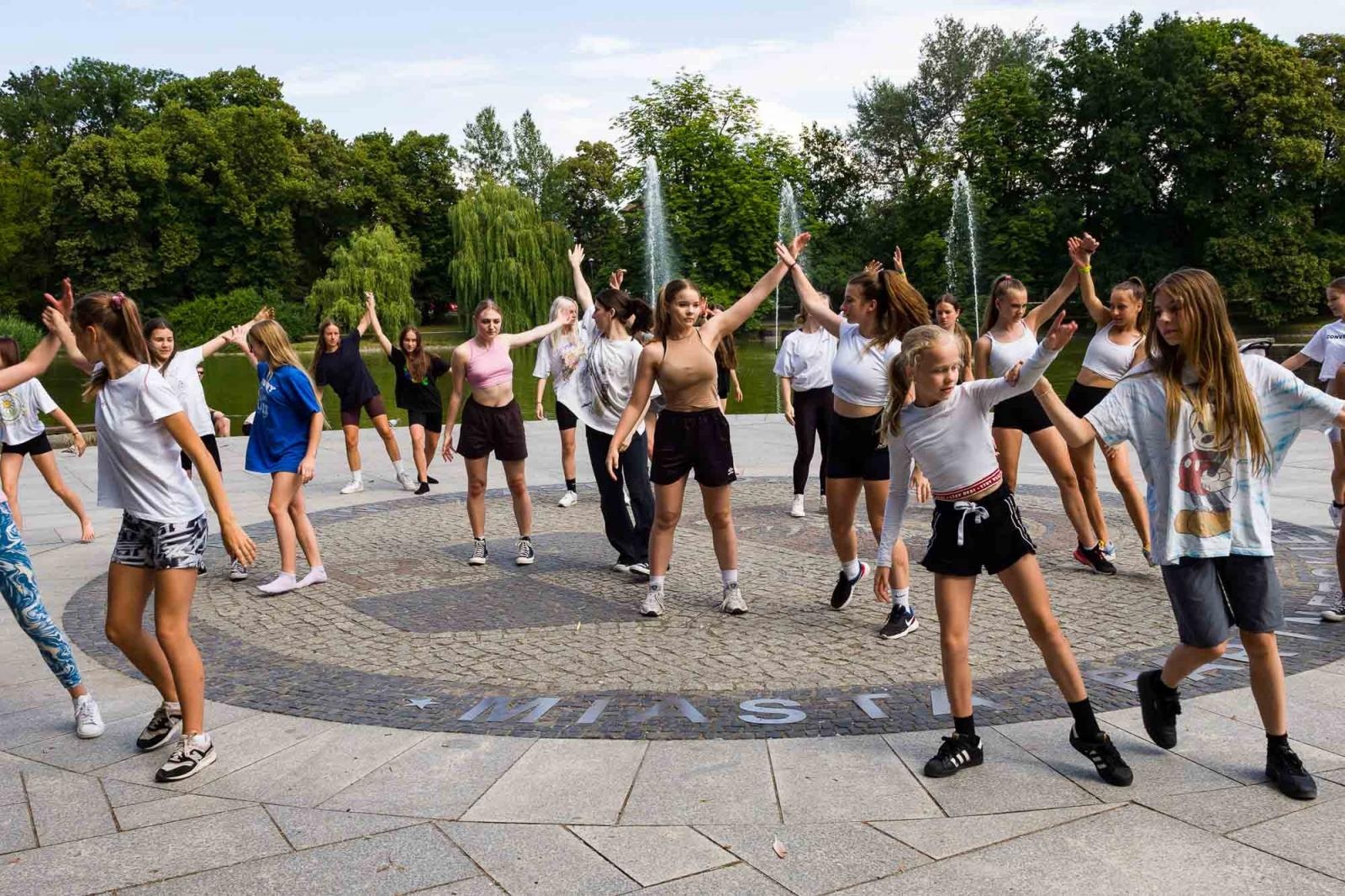 Zdjęcie w galerii na portalu naszraciborz.pl: Kolory życia. Dwudniowe polsko-czeskie warsztaty taneczne w RCK [FOTO] wiadomości z regionu