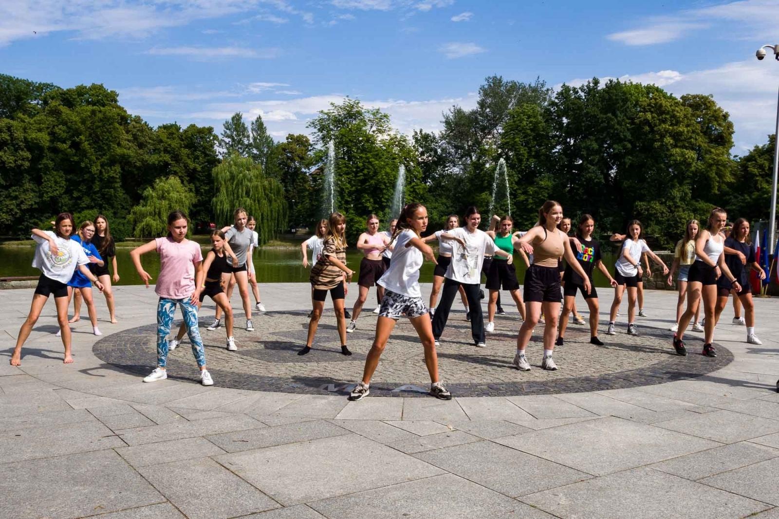 Zdjęcie w galerii na portalu naszraciborz.pl: Kolory życia. Dwudniowe polsko-czeskie warsztaty taneczne w RCK [FOTO] wiadomości z regionu