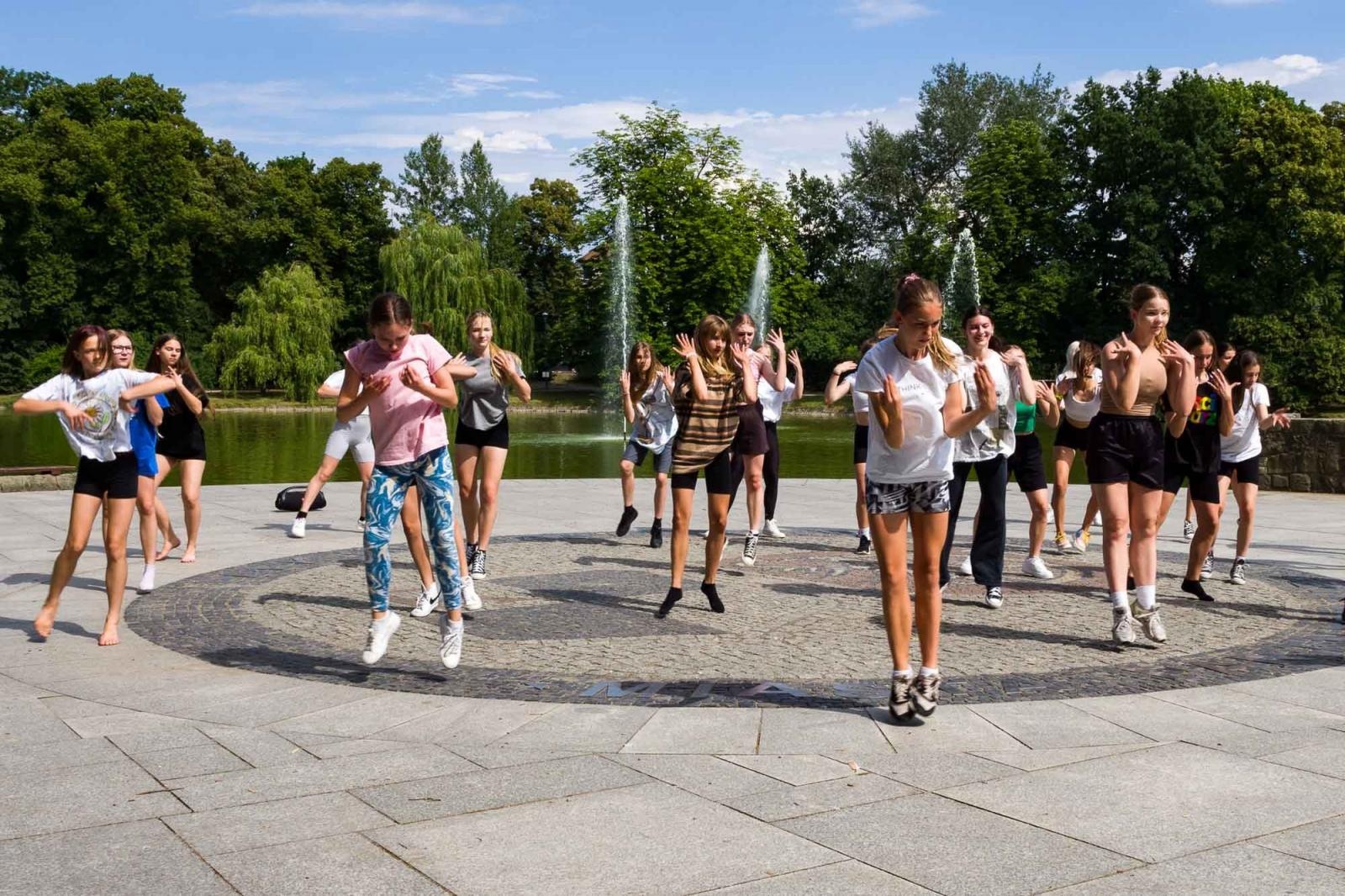 Zdjęcie w galerii na portalu naszraciborz.pl: Kolory życia. Dwudniowe polsko-czeskie warsztaty taneczne w RCK [FOTO] wiadomości z regionu