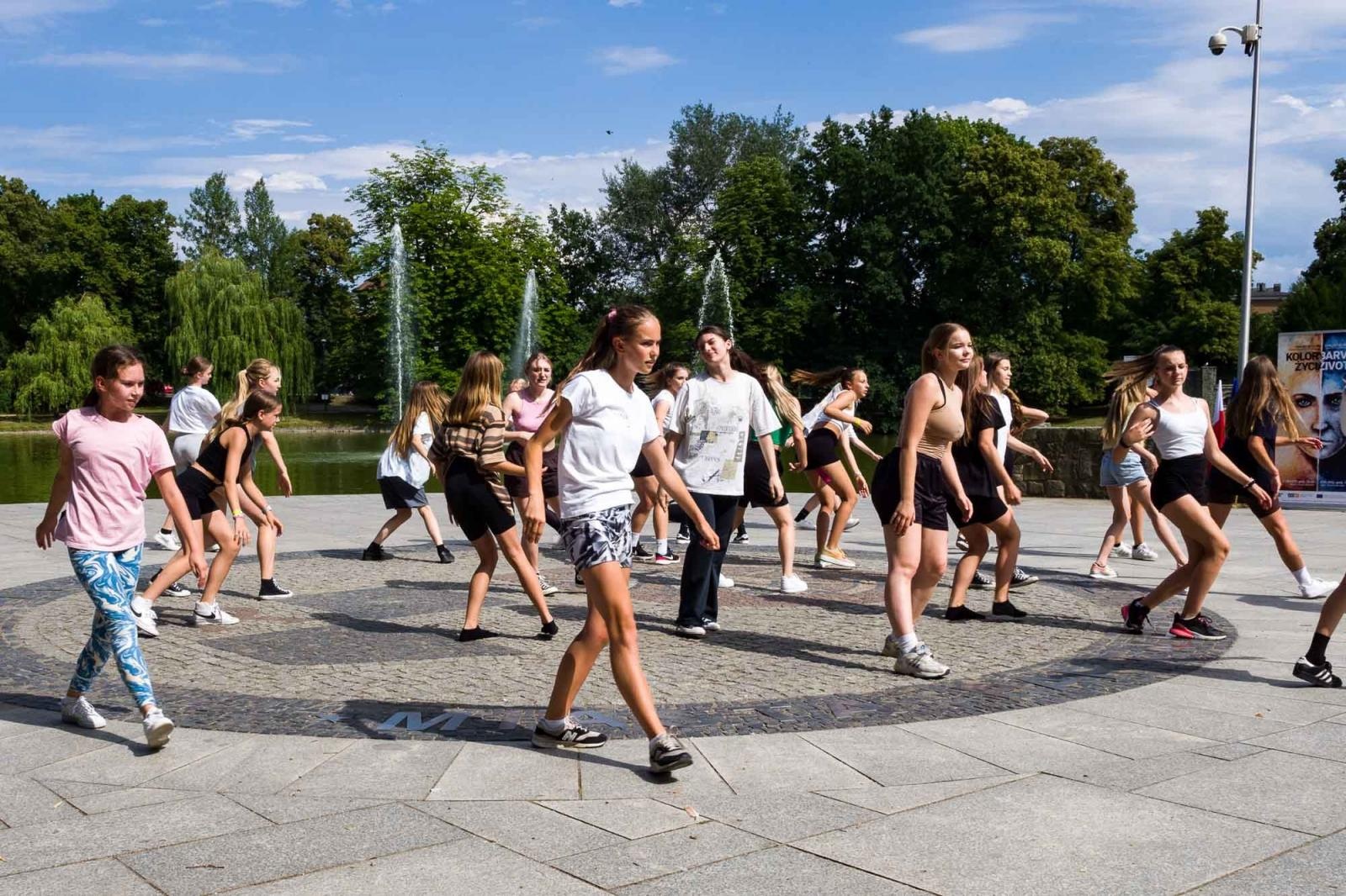 Zdjęcie w galerii na portalu naszraciborz.pl: Kolory życia. Dwudniowe polsko-czeskie warsztaty taneczne w RCK [FOTO] wiadomości z regionu