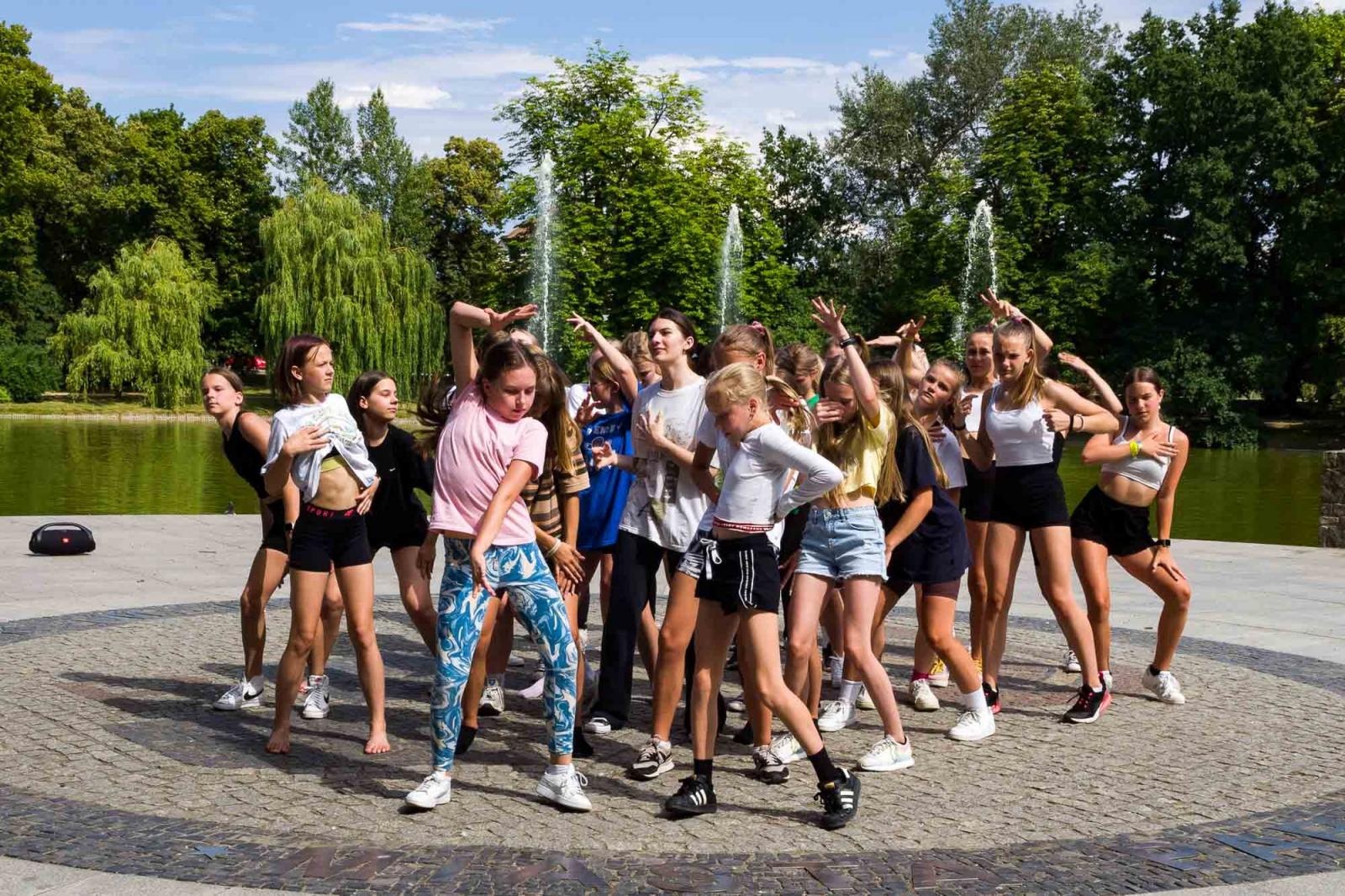 Zdjęcie w galerii na portalu naszraciborz.pl: Kolory życia. Dwudniowe polsko-czeskie warsztaty taneczne w RCK [FOTO] wiadomości z regionu