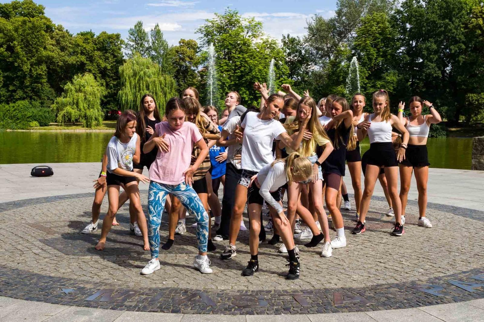 Zdjęcie w galerii na portalu naszraciborz.pl: Kolory życia. Dwudniowe polsko-czeskie warsztaty taneczne w RCK [FOTO] wiadomości z regionu