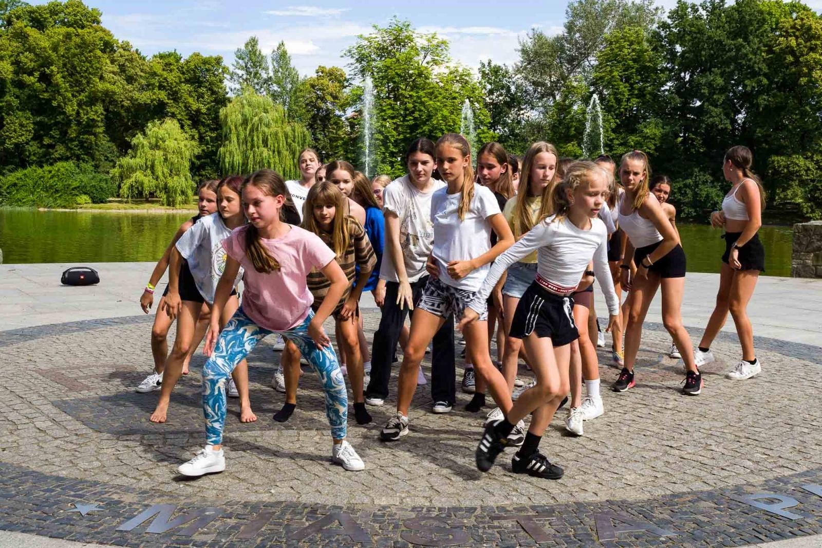 Zdjęcie w galerii na portalu naszraciborz.pl: Kolory życia. Dwudniowe polsko-czeskie warsztaty taneczne w RCK [FOTO] wiadomości z regionu