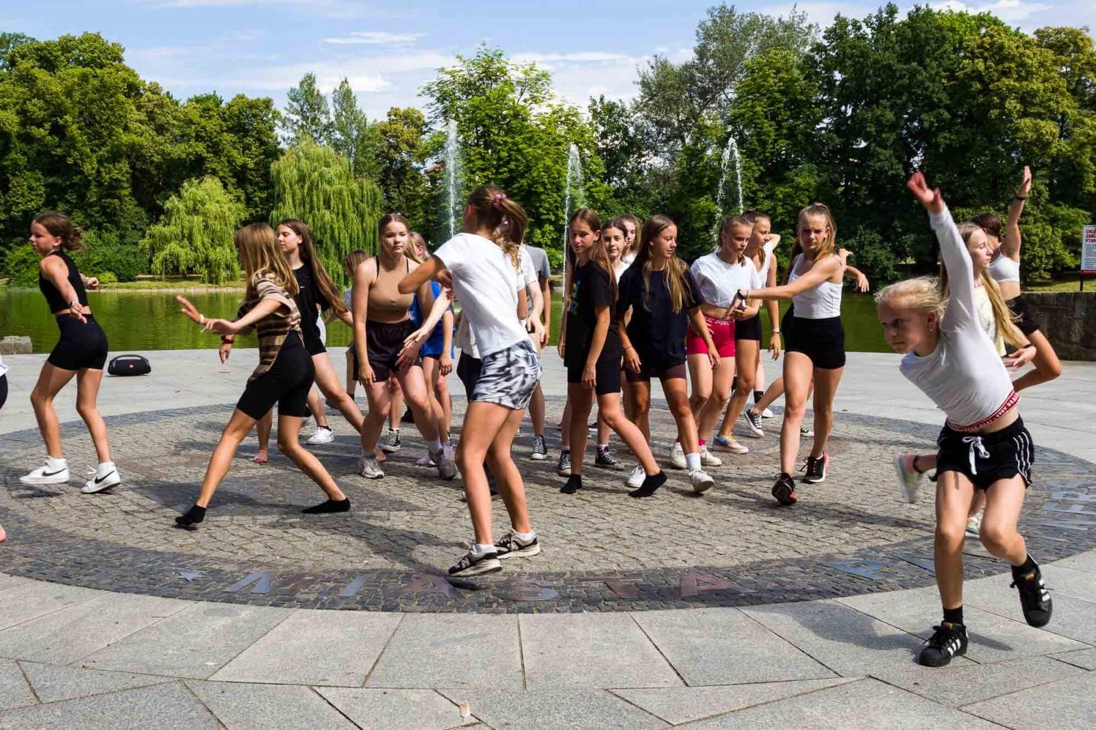Zdjęcie w galerii na portalu naszraciborz.pl: Kolory życia. Dwudniowe polsko-czeskie warsztaty taneczne w RCK [FOTO] wiadomości z regionu