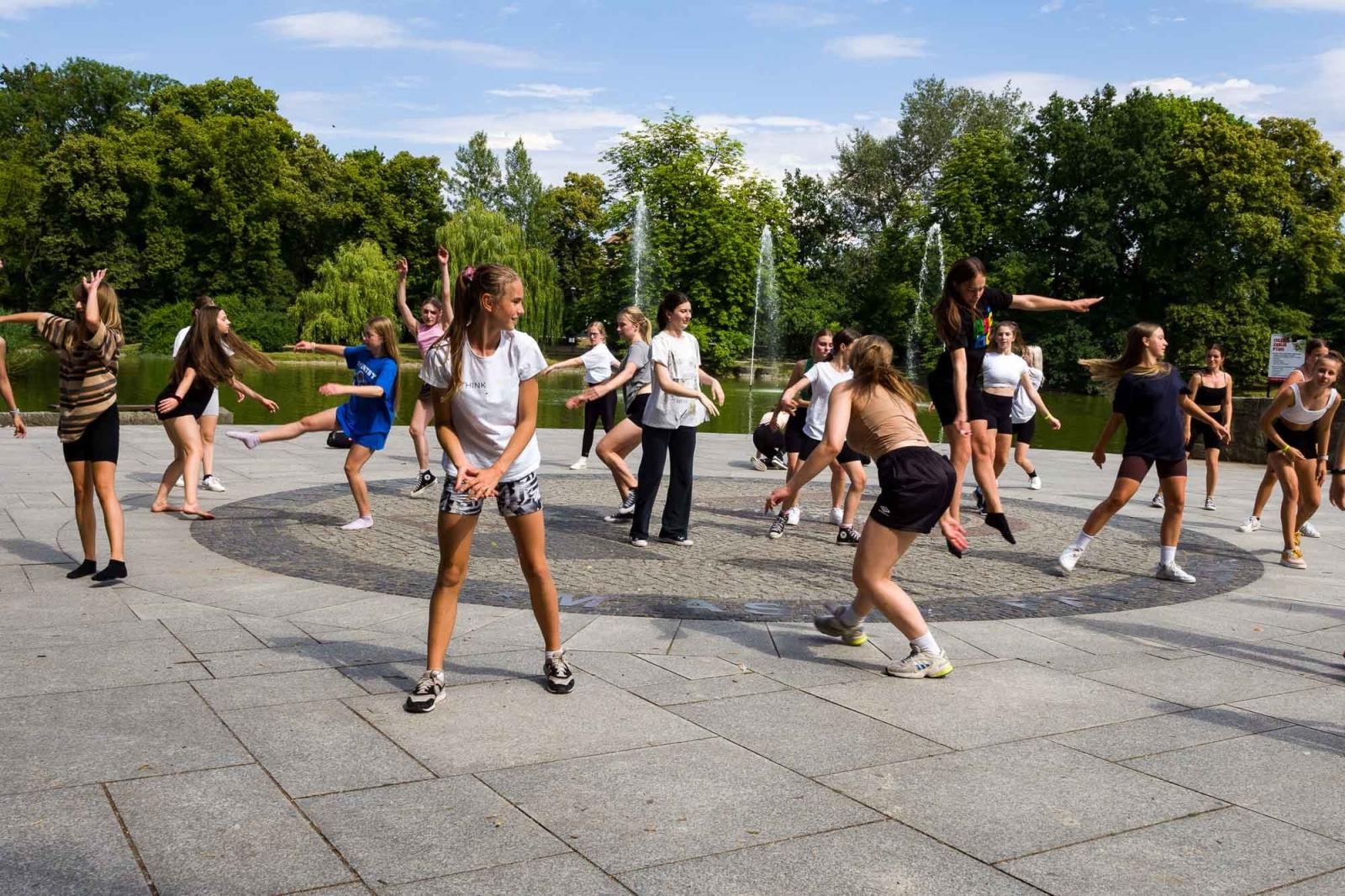Zdjęcie w galerii na portalu naszraciborz.pl: Kolory życia. Dwudniowe polsko-czeskie warsztaty taneczne w RCK [FOTO] wiadomości z regionu