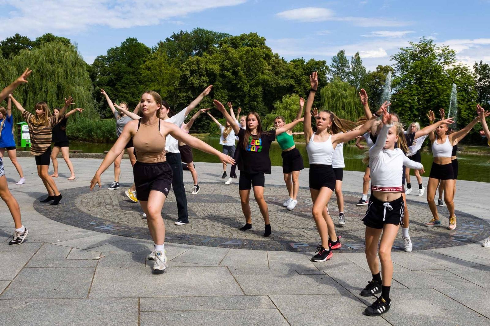 Zdjęcie w galerii na portalu naszraciborz.pl: Kolory życia. Dwudniowe polsko-czeskie warsztaty taneczne w RCK [FOTO] wiadomości z regionu
