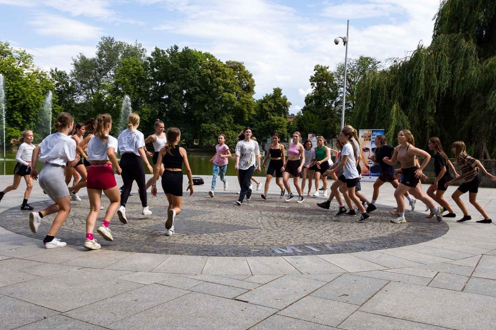 Zdjęcie w galerii na portalu naszraciborz.pl: Kolory życia. Dwudniowe polsko-czeskie warsztaty taneczne w RCK [FOTO] wiadomości z regionu