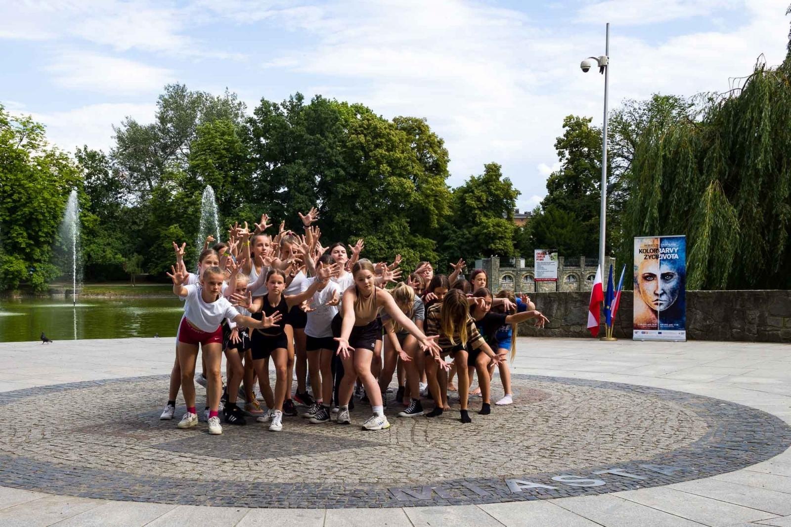 Zdjęcie w galerii na portalu naszraciborz.pl: Kolory życia. Dwudniowe polsko-czeskie warsztaty taneczne w RCK [FOTO] wiadomości z regionu