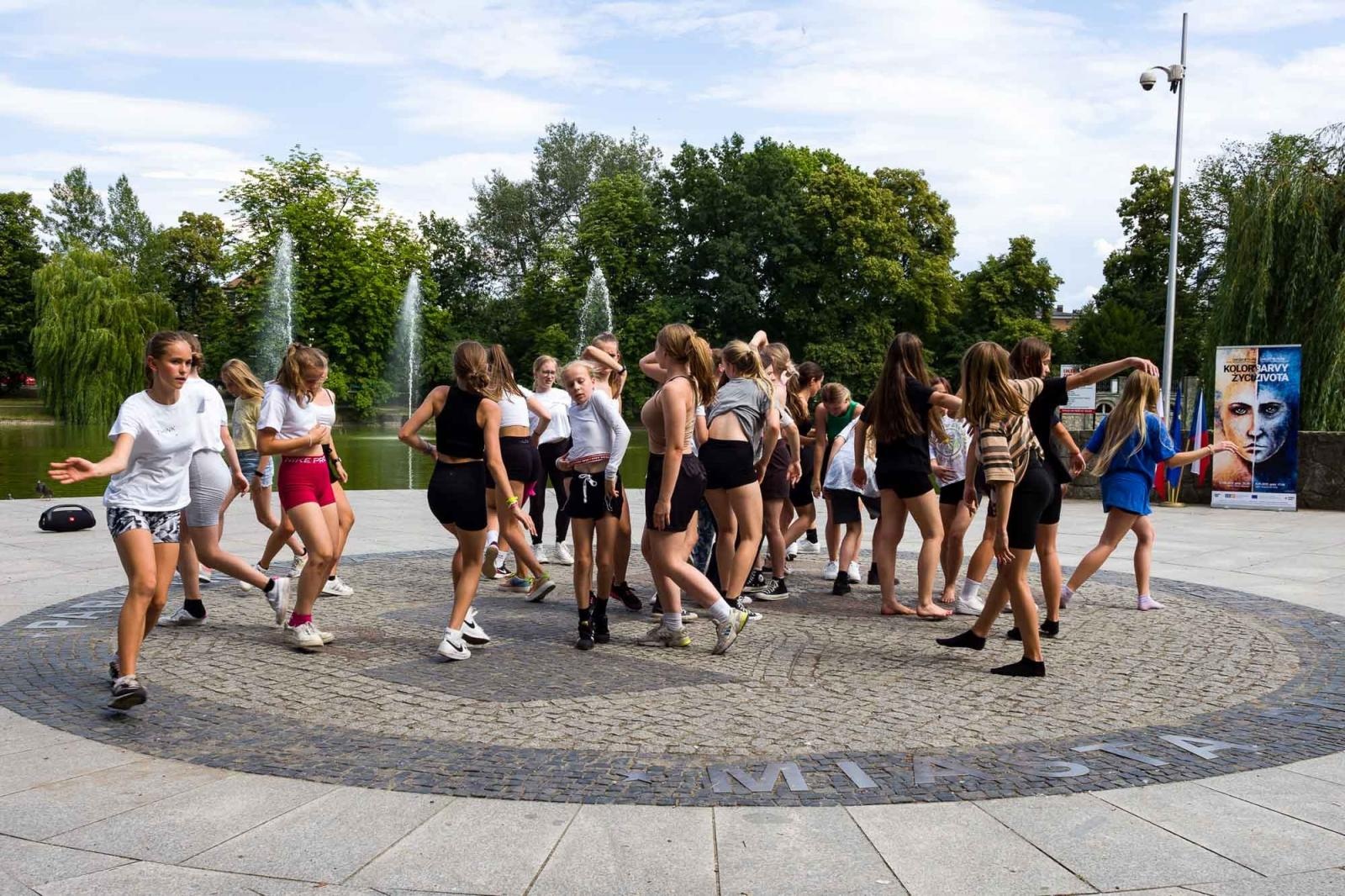 Zdjęcie w galerii na portalu naszraciborz.pl: Kolory życia. Dwudniowe polsko-czeskie warsztaty taneczne w RCK [FOTO] wiadomości z regionu