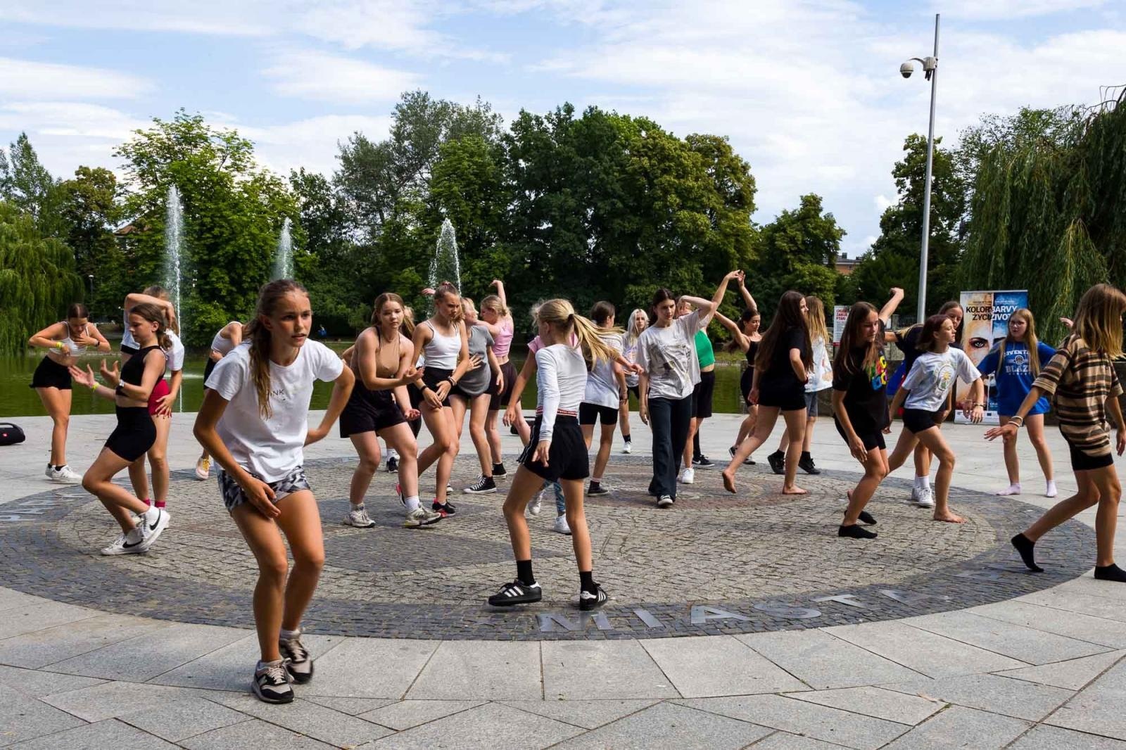 Zdjęcie w galerii na portalu naszraciborz.pl: Kolory życia. Dwudniowe polsko-czeskie warsztaty taneczne w RCK [FOTO] wiadomości z regionu