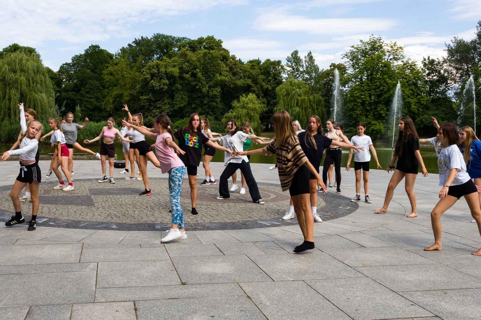 Zdjęcie w galerii na portalu naszraciborz.pl: Kolory życia. Dwudniowe polsko-czeskie warsztaty taneczne w RCK [FOTO] wiadomości z regionu