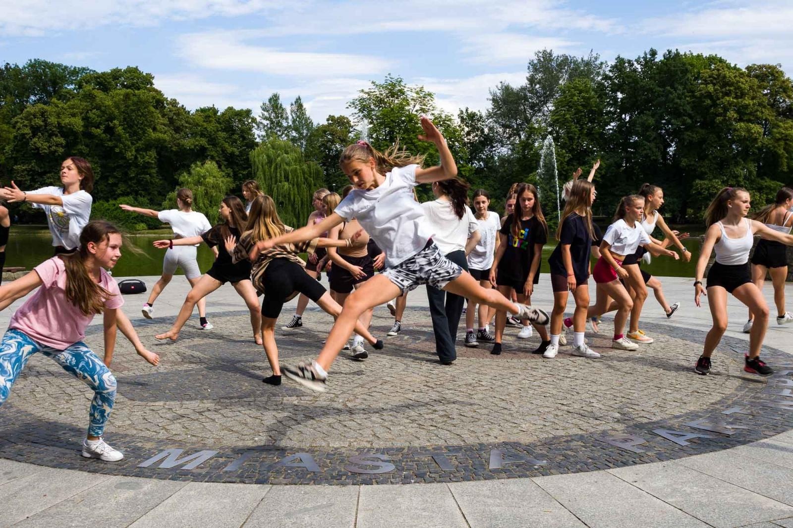 Zdjęcie w galerii na portalu naszraciborz.pl: Kolory życia. Dwudniowe polsko-czeskie warsztaty taneczne w RCK [FOTO] wiadomości z regionu
