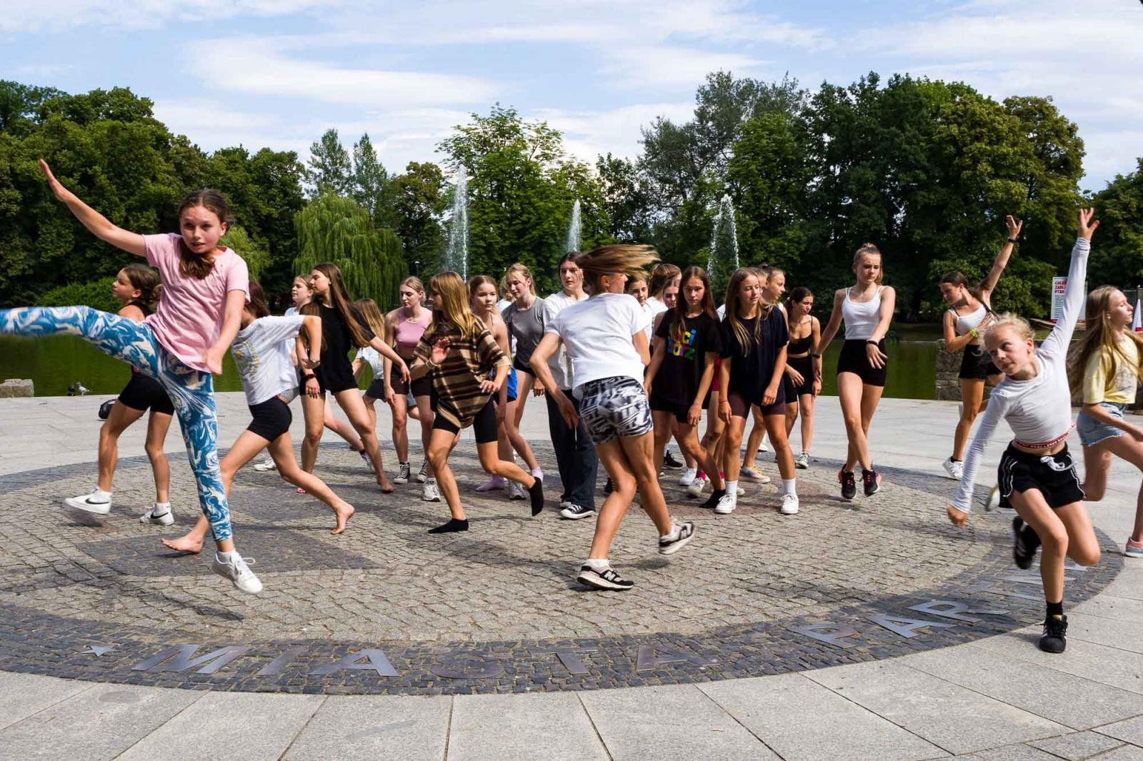 Zdjęcie w galerii na portalu naszraciborz.pl: Kolory życia. Dwudniowe polsko-czeskie warsztaty taneczne w RCK [FOTO] wiadomości z regionu
