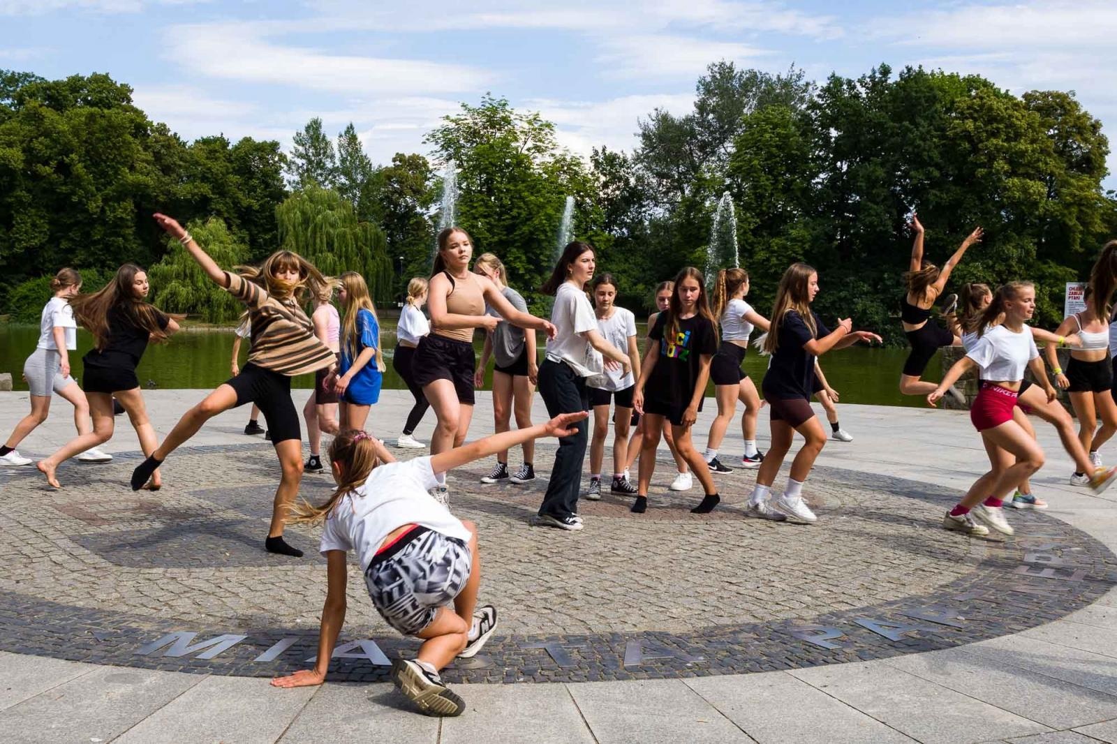 Zdjęcie w galerii na portalu naszraciborz.pl: Kolory życia. Dwudniowe polsko-czeskie warsztaty taneczne w RCK [FOTO] wiadomości z regionu