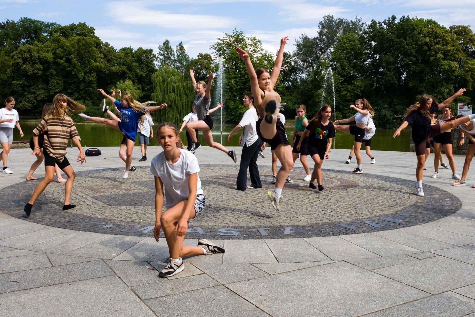 Zdjęcie w galerii na portalu naszraciborz.pl: Kolory życia. Dwudniowe polsko-czeskie warsztaty taneczne w RCK [FOTO] wiadomości z regionu