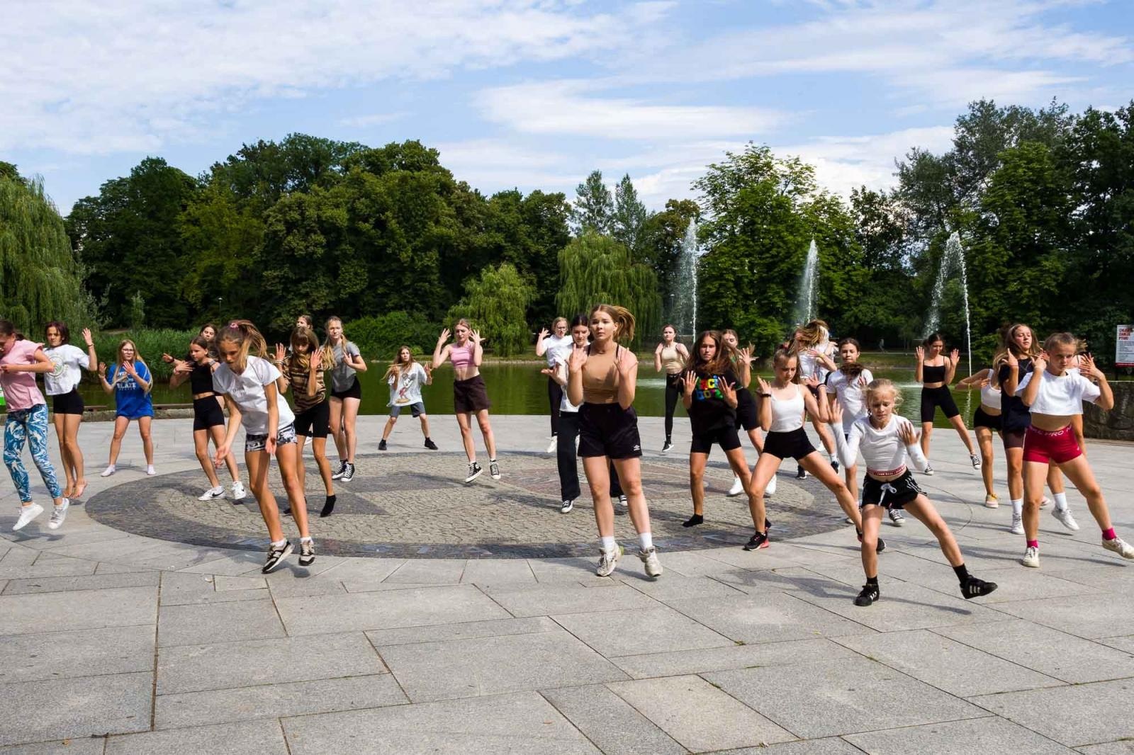Zdjęcie w galerii na portalu naszraciborz.pl: Kolory życia. Dwudniowe polsko-czeskie warsztaty taneczne w RCK [FOTO] wiadomości z regionu