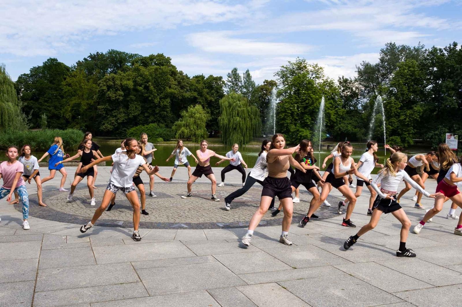 Zdjęcie w galerii na portalu naszraciborz.pl: Kolory życia. Dwudniowe polsko-czeskie warsztaty taneczne w RCK [FOTO] wiadomości z regionu