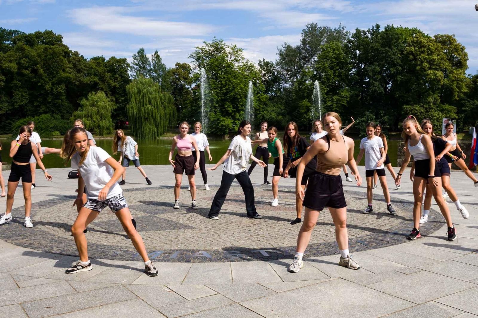 Zdjęcie w galerii na portalu naszraciborz.pl: Kolory życia. Dwudniowe polsko-czeskie warsztaty taneczne w RCK [FOTO] wiadomości z regionu