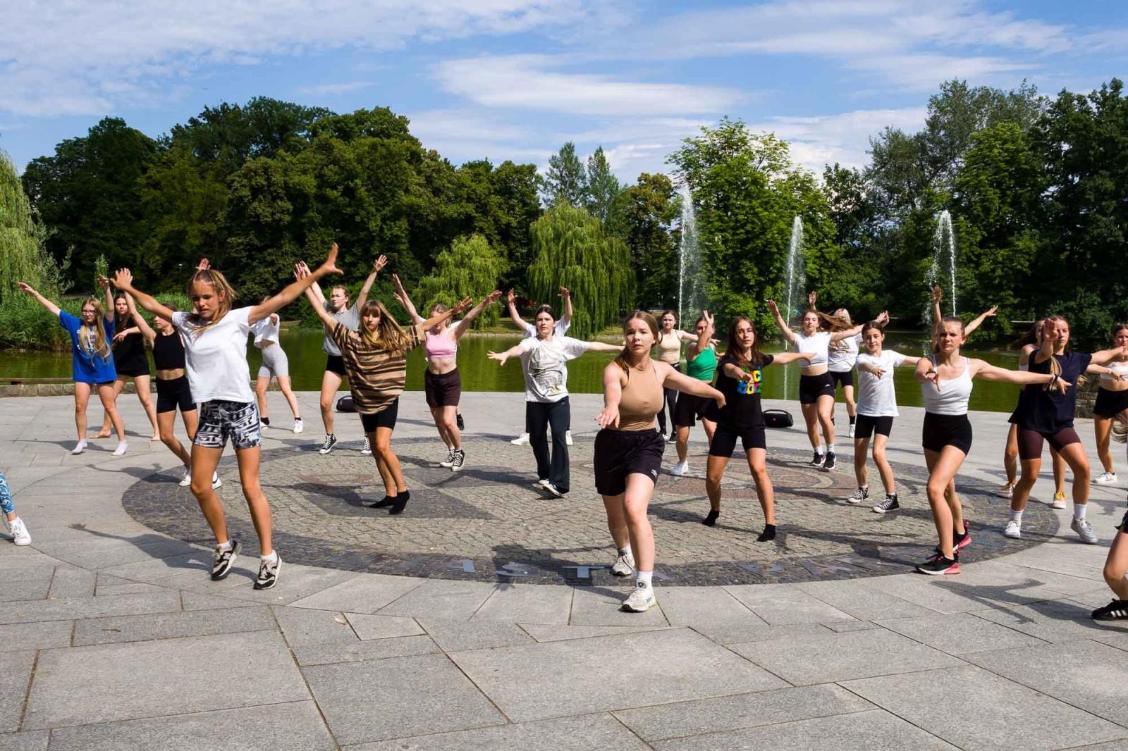 Zdjęcie w galerii na portalu naszraciborz.pl: Kolory życia. Dwudniowe polsko-czeskie warsztaty taneczne w RCK [FOTO] wiadomości z regionu