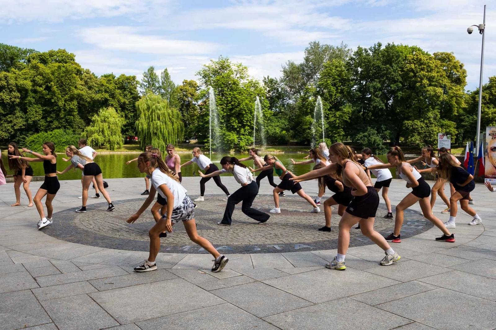 Zdjęcie w galerii na portalu naszraciborz.pl: Kolory życia. Dwudniowe polsko-czeskie warsztaty taneczne w RCK [FOTO] wiadomości z regionu