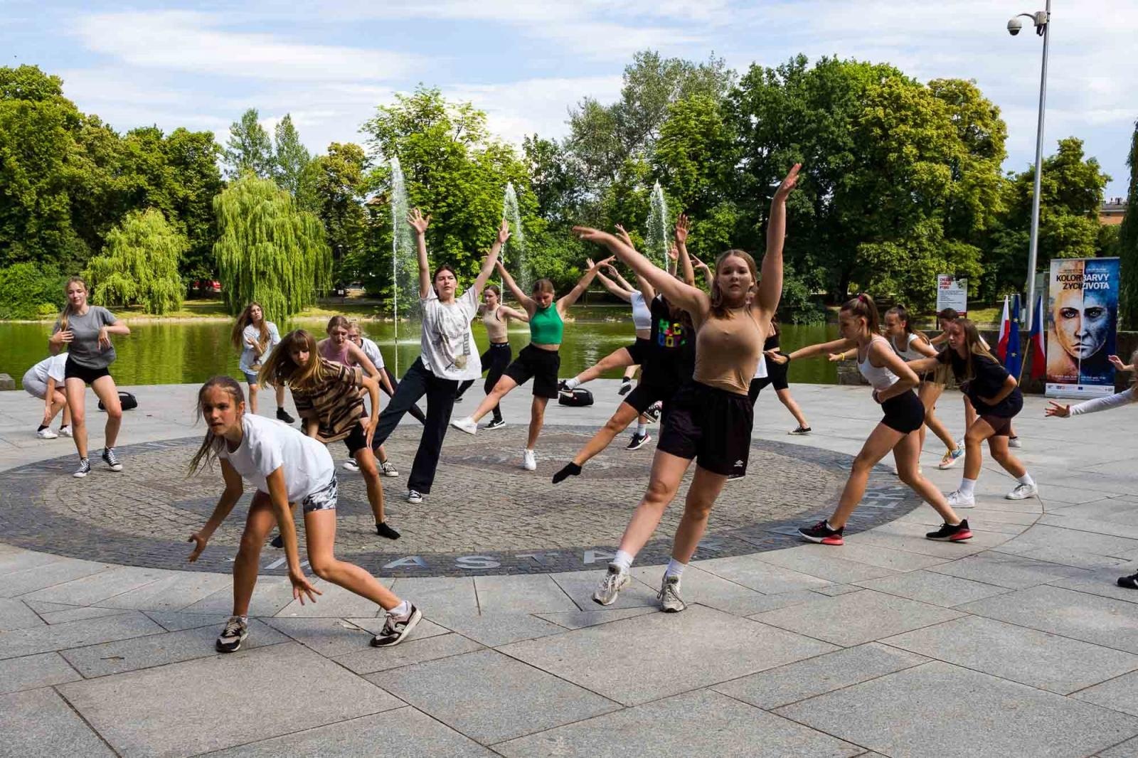 Zdjęcie w galerii na portalu naszraciborz.pl: Kolory życia. Dwudniowe polsko-czeskie warsztaty taneczne w RCK [FOTO] wiadomości z regionu