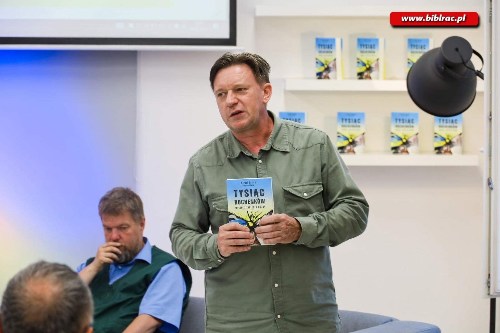 Zdjęcie w galerii na portalu naszraciborz.pl: Jak się skończy wojna w Ukrainie? Serhyj Syniuk i Krzysztof Petek w bibliotece wiadomości z regionu