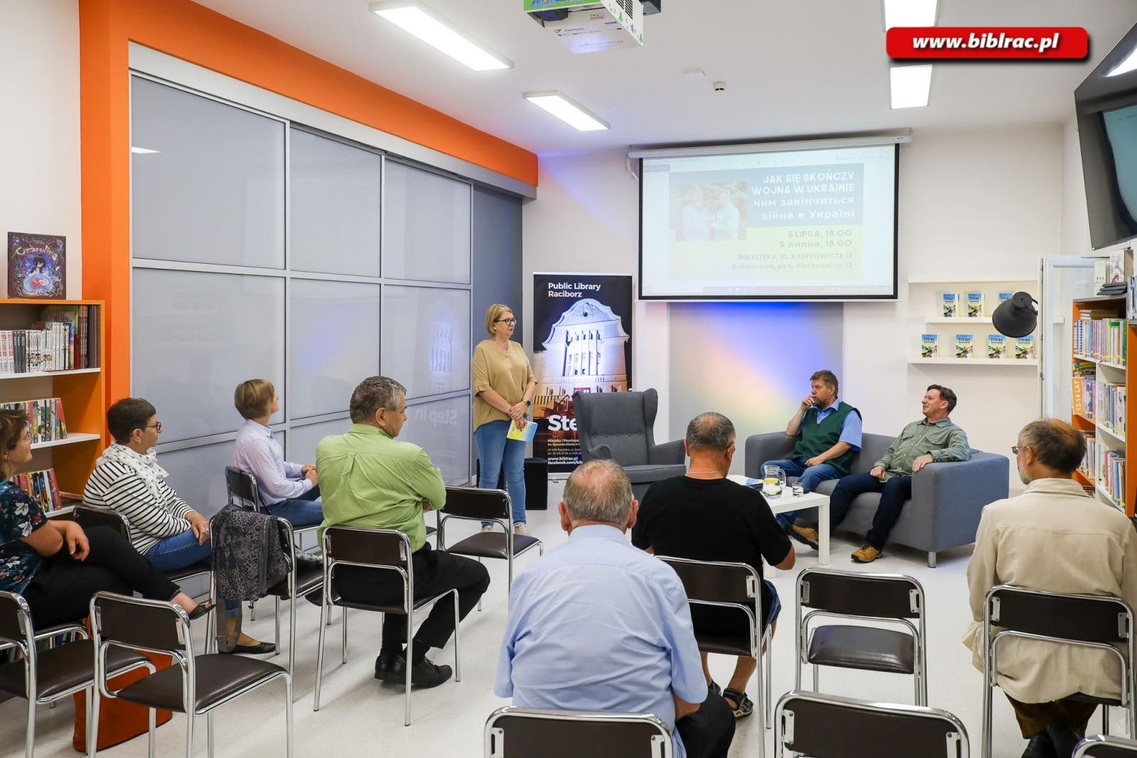 Zdjęcie w galerii na portalu naszraciborz.pl: Jak się skończy wojna w Ukrainie? Serhyj Syniuk i Krzysztof Petek w bibliotece wiadomości z regionu