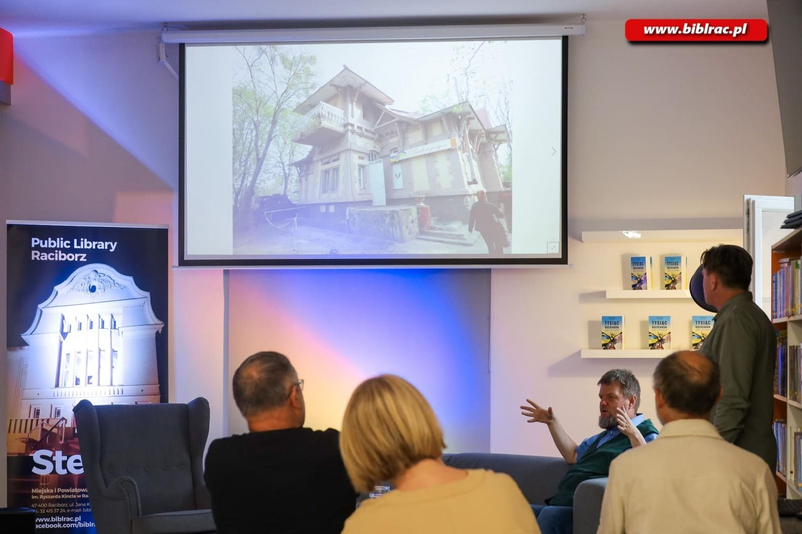 Zdjęcie w galerii na portalu naszraciborz.pl: Jak się skończy wojna w Ukrainie? Serhyj Syniuk i Krzysztof Petek w bibliotece wiadomości z regionu