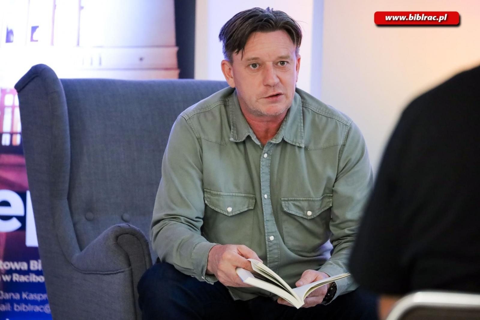 Zdjęcie w galerii na portalu naszraciborz.pl: Jak się skończy wojna w Ukrainie? Serhyj Syniuk i Krzysztof Petek w bibliotece wiadomości z regionu