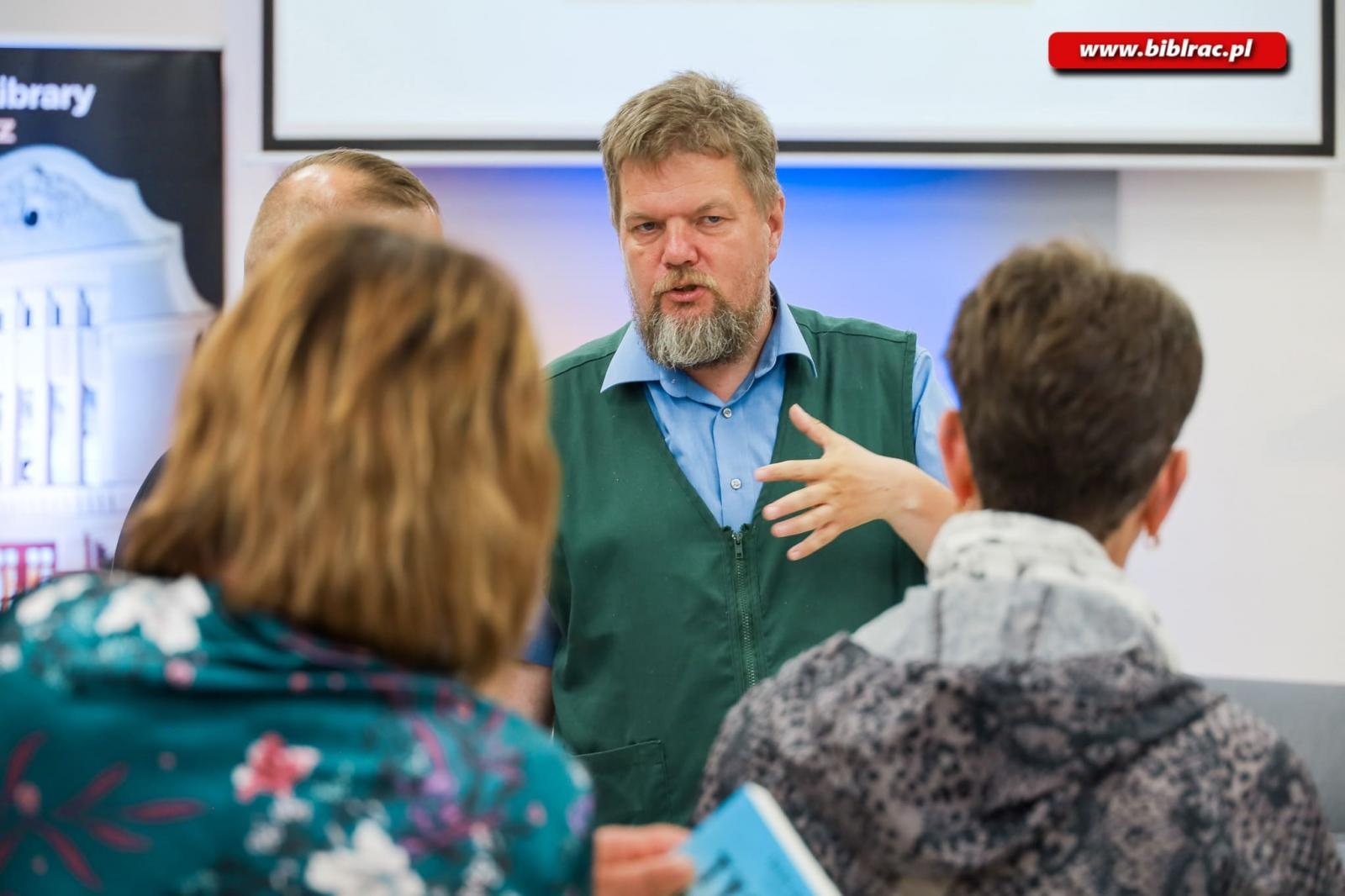 Zdjęcie w galerii na portalu naszraciborz.pl: Jak się skończy wojna w Ukrainie? Serhyj Syniuk i Krzysztof Petek w bibliotece wiadomości z regionu