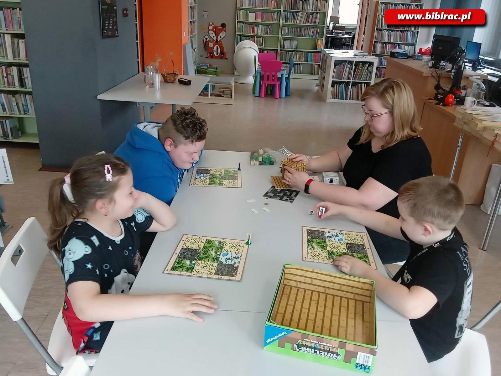 Zdjęcie w galerii na portalu naszraciborz.pl: Biblioteka zaprasza na Planszówkowe Lato w Ósemce wiadomości z regionu