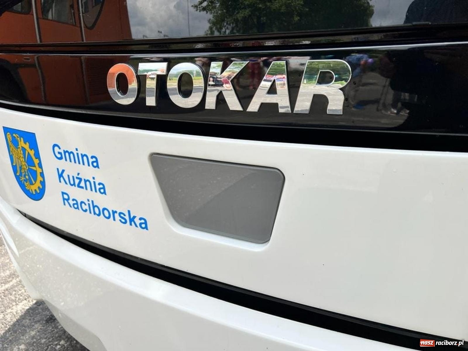 Zdjęcie w galerii na portalu naszraciborz.pl: Frankowóz dowiezie dzieci do szkoły. Nowy autobus w Gminie Kuźnia Raciborska [FOTO] wiadomości z regionu