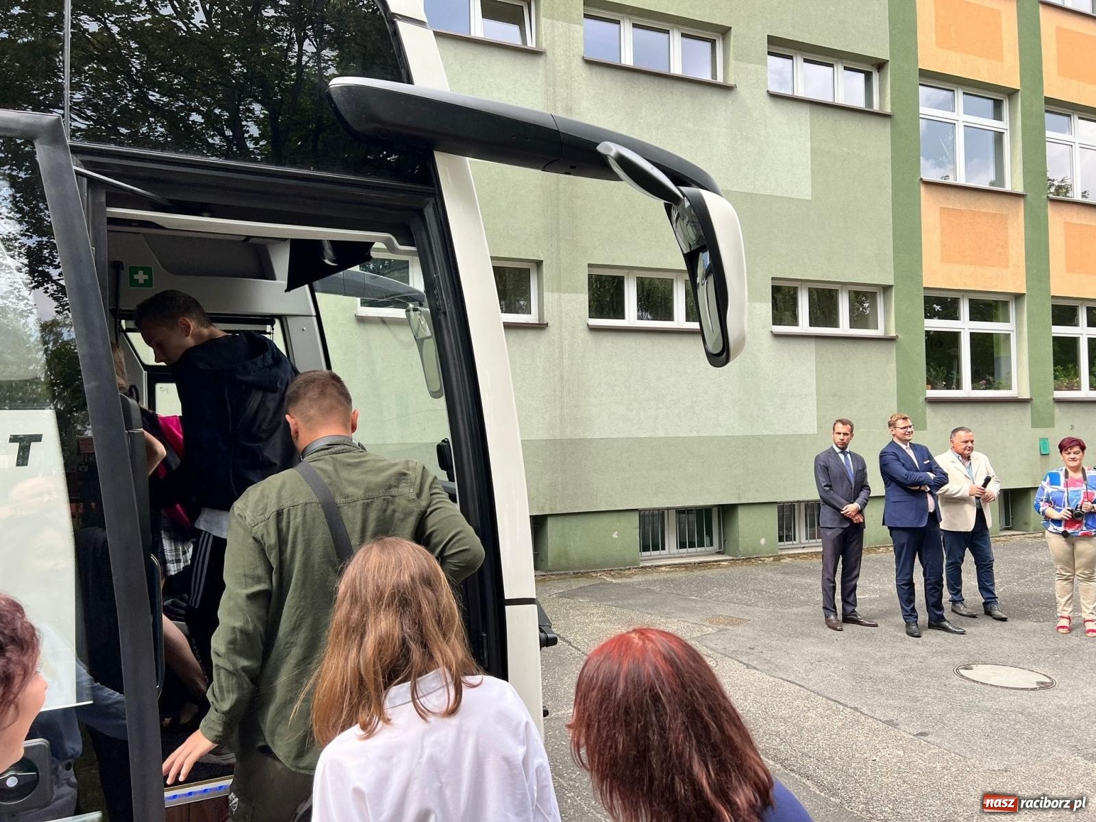 Zdjęcie w galerii na portalu naszraciborz.pl: Frankowóz dowiezie dzieci do szkoły. Nowy autobus w Gminie Kuźnia Raciborska [FOTO] wiadomości z regionu