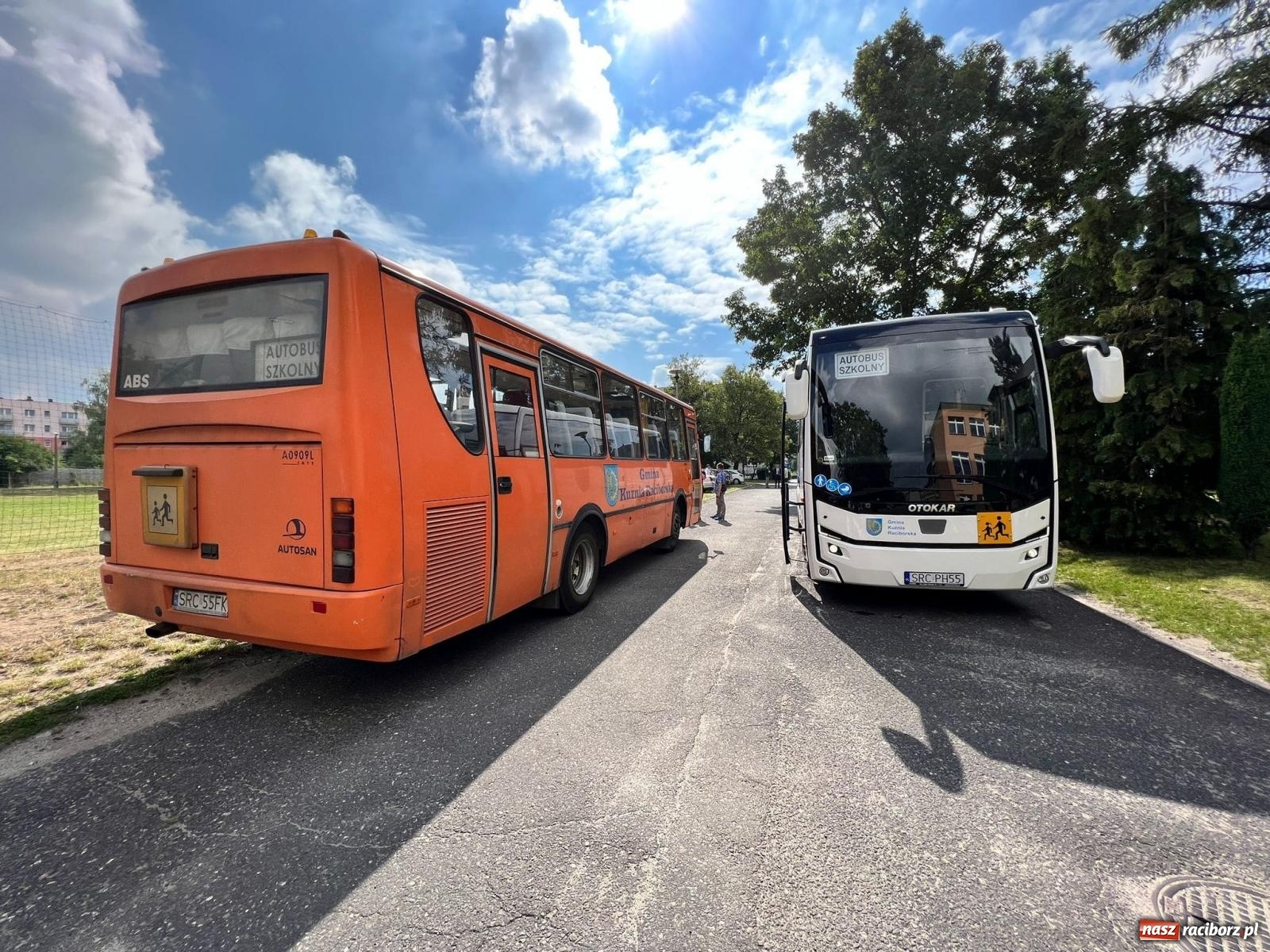 Zdjęcie w galerii na portalu naszraciborz.pl: Frankowóz dowiezie dzieci do szkoły. Nowy autobus w Gminie Kuźnia Raciborska [FOTO] wiadomości z regionu