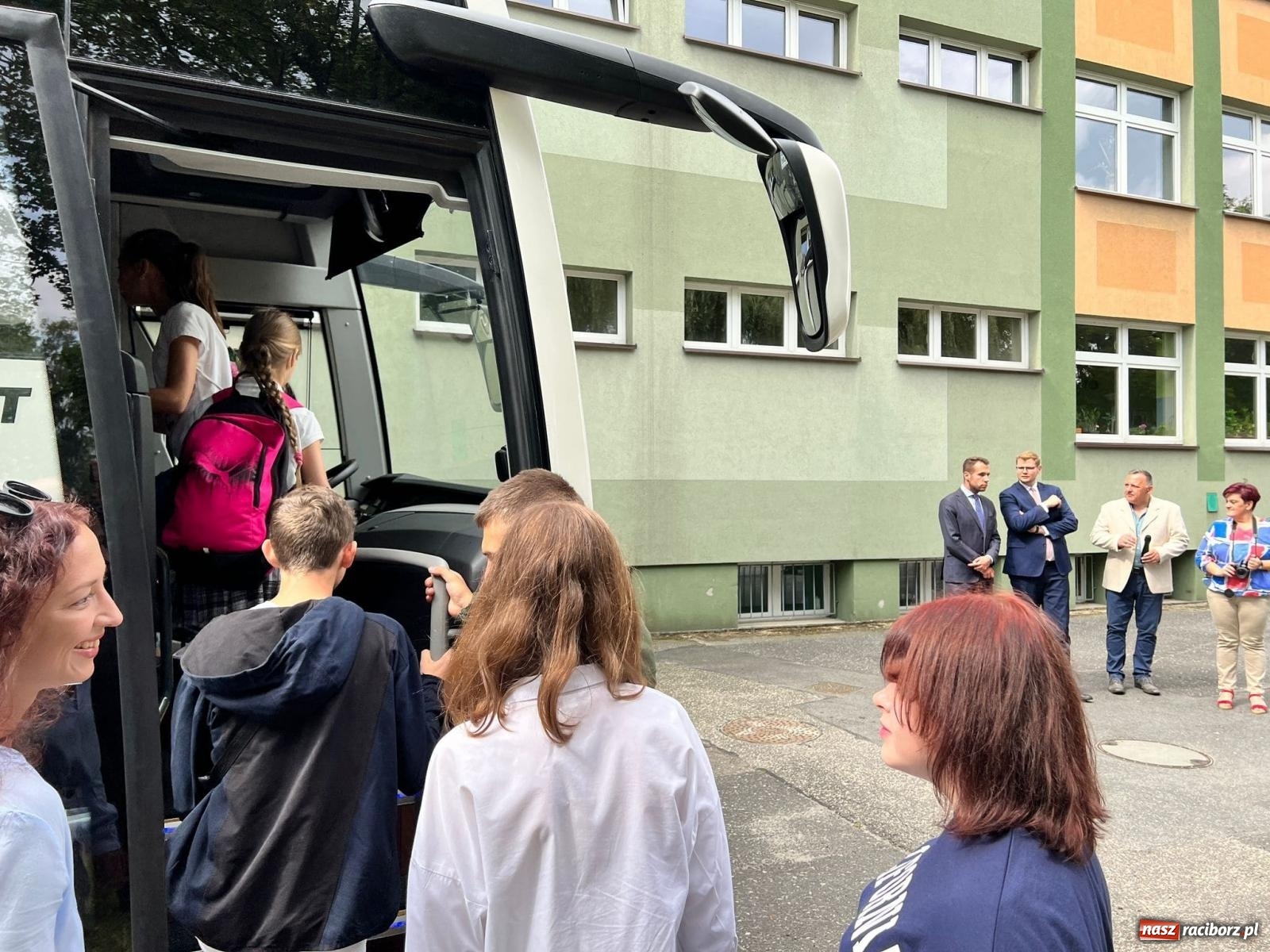 Zdjęcie w galerii na portalu naszraciborz.pl: Frankowóz dowiezie dzieci do szkoły. Nowy autobus w Gminie Kuźnia Raciborska [FOTO] wiadomości z regionu