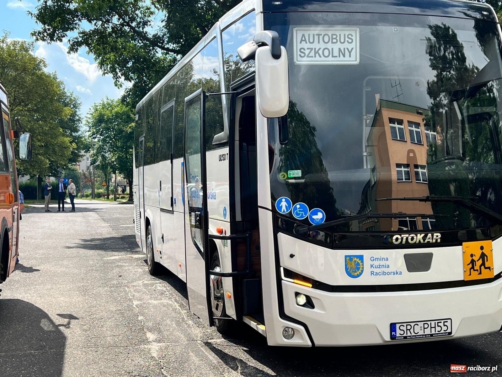 Zdjęcie w galerii na portalu naszraciborz.pl: Frankowóz dowiezie dzieci do szkoły. Nowy autobus w Gminie Kuźnia Raciborska [FOTO] wiadomości z regionu