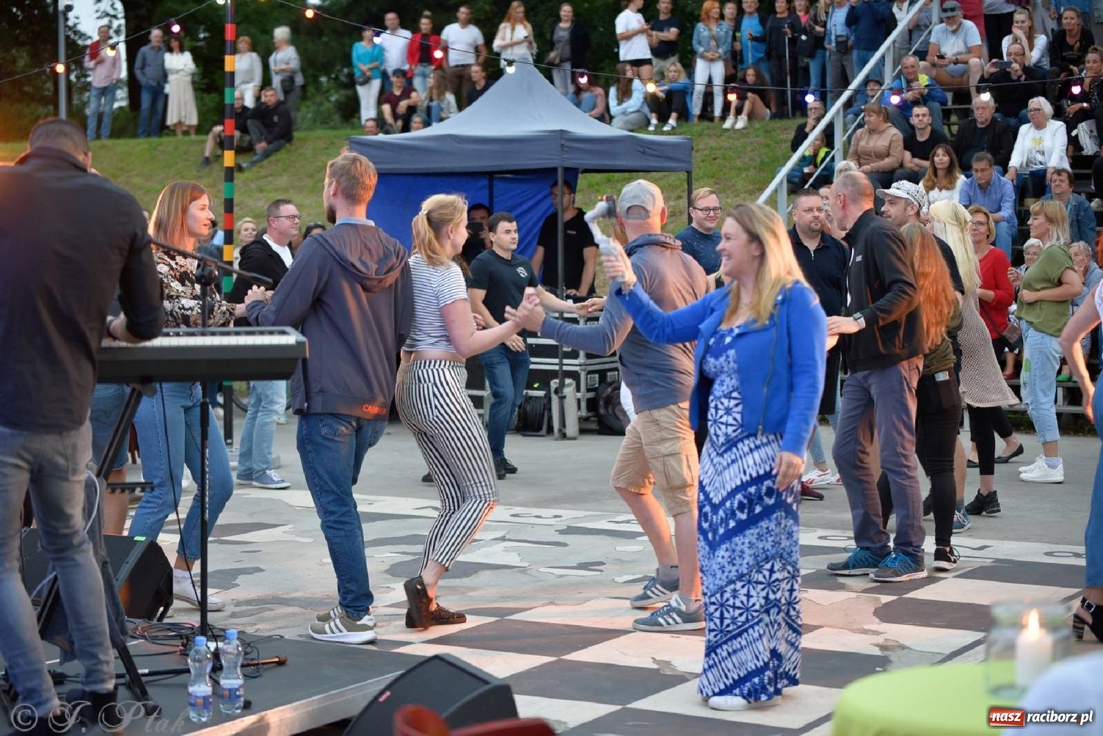 Zdjęcie w galerii na portalu naszraciborz.pl: Kubańskie rytmy rozgrzały raciborskie bulwary [FOTO i WIDEO] wiadomości z regionu