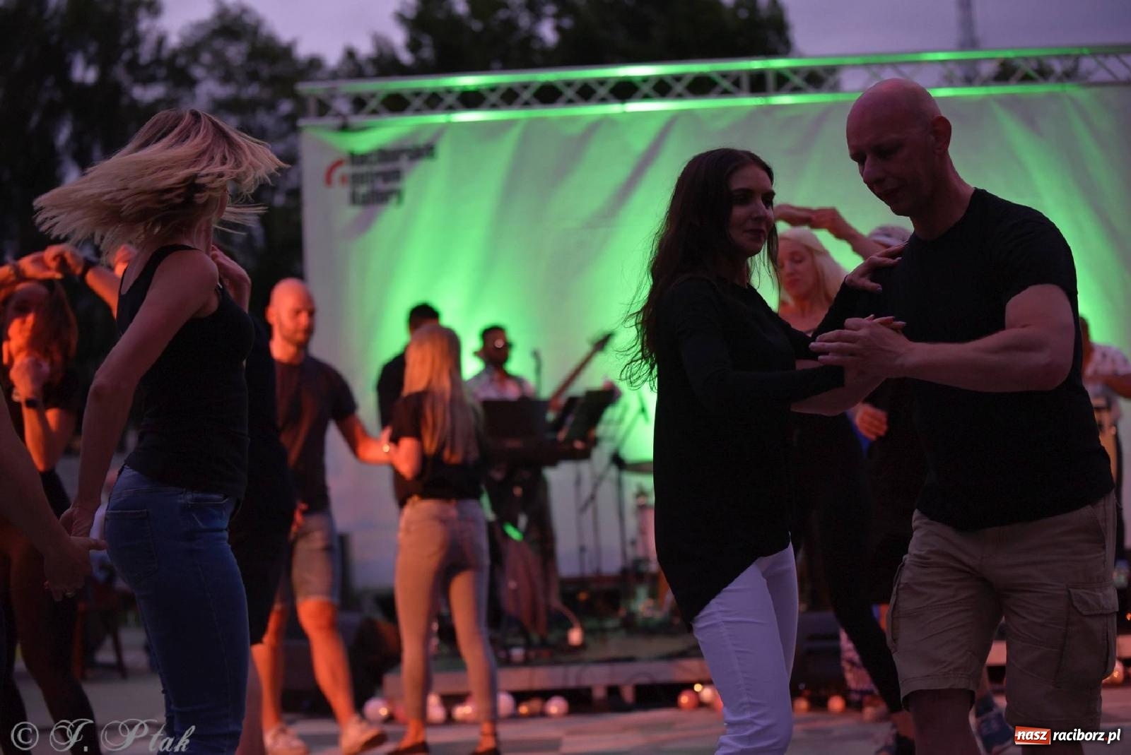 Zdjęcie w galerii na portalu naszraciborz.pl: Kubańskie rytmy rozgrzały raciborskie bulwary [FOTO i WIDEO] wiadomości z regionu