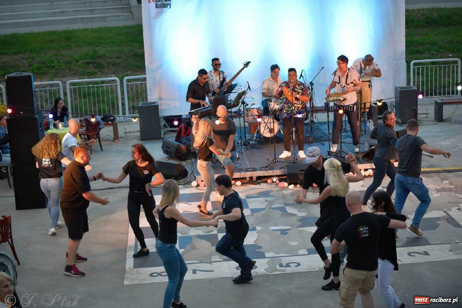Zdjęcie w galerii na portalu naszraciborz.pl: Kubańskie rytmy rozgrzały raciborskie bulwary [FOTO i WIDEO] wiadomości z regionu