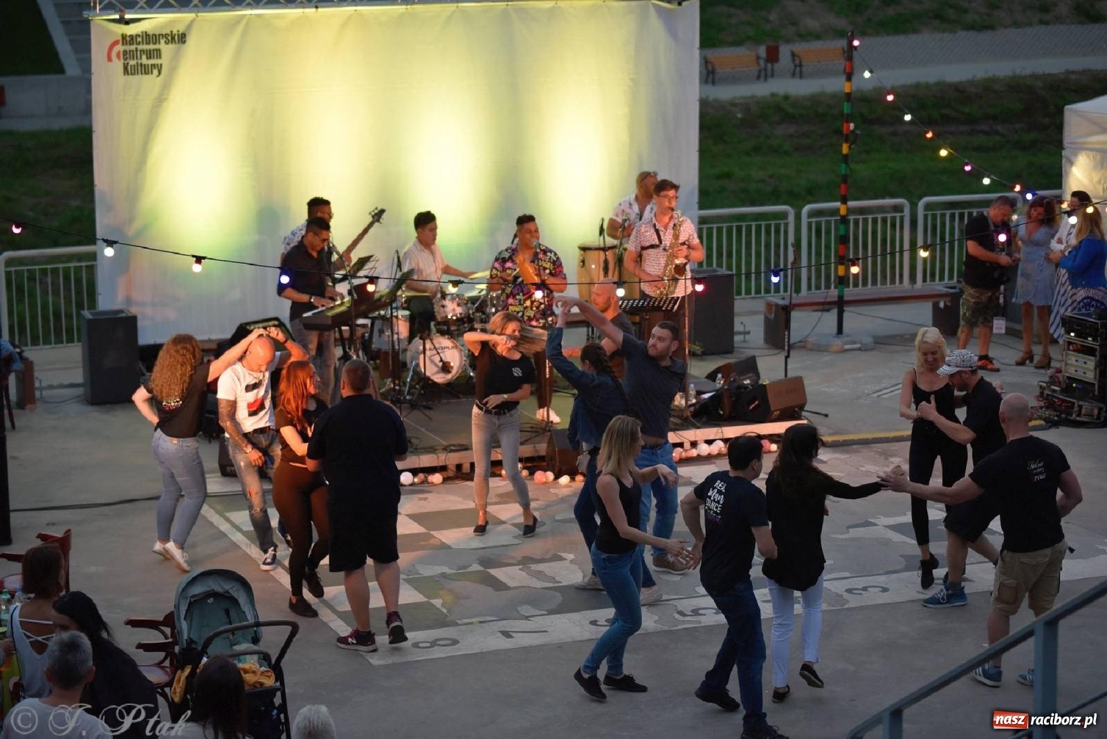Zdjęcie w galerii na portalu naszraciborz.pl: Kubańskie rytmy rozgrzały raciborskie bulwary [FOTO i WIDEO] wiadomości z regionu
