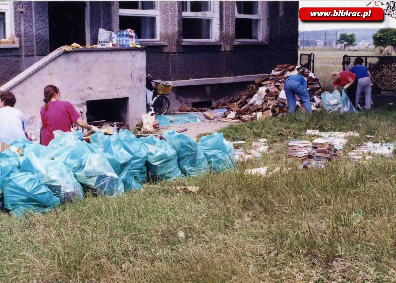 Zdjęcie w galerii na portalu naszraciborz.pl: 25 lat temu powódź zniszczyła tysiące książek i dwie raciborskie biblioteki wiadomości z regionu