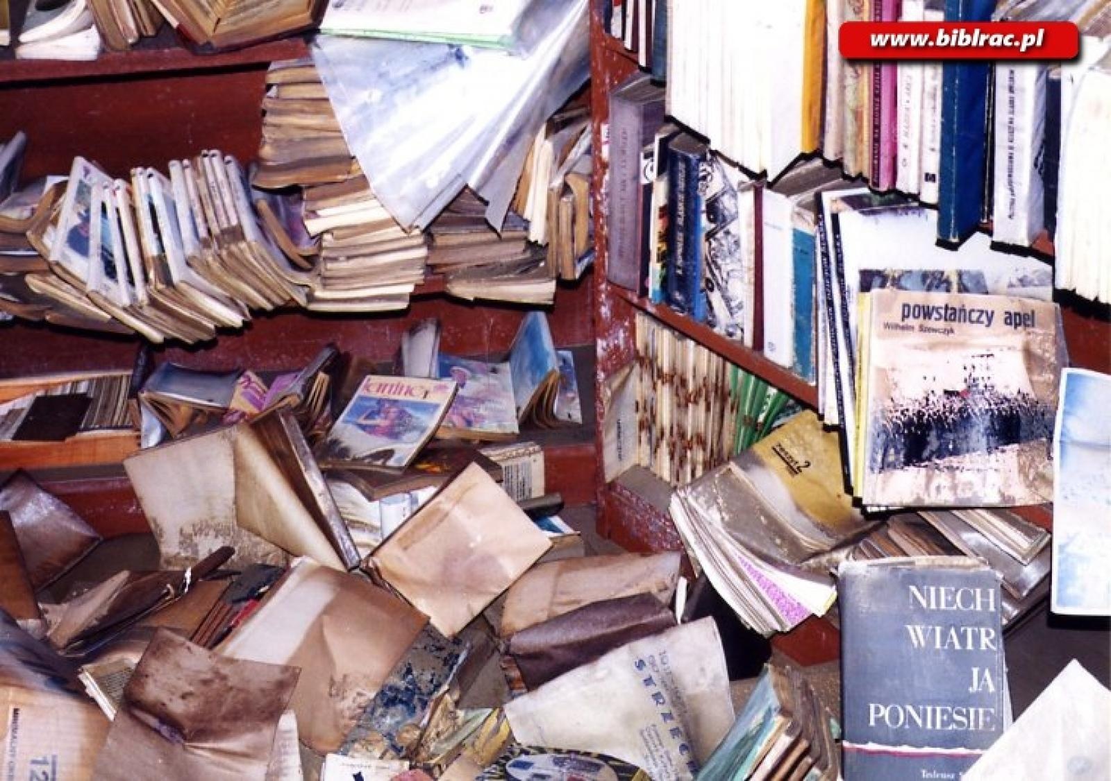 Zdjęcie w galerii na portalu naszraciborz.pl: 25 lat temu powódź zniszczyła tysiące książek i dwie raciborskie biblioteki wiadomości z regionu